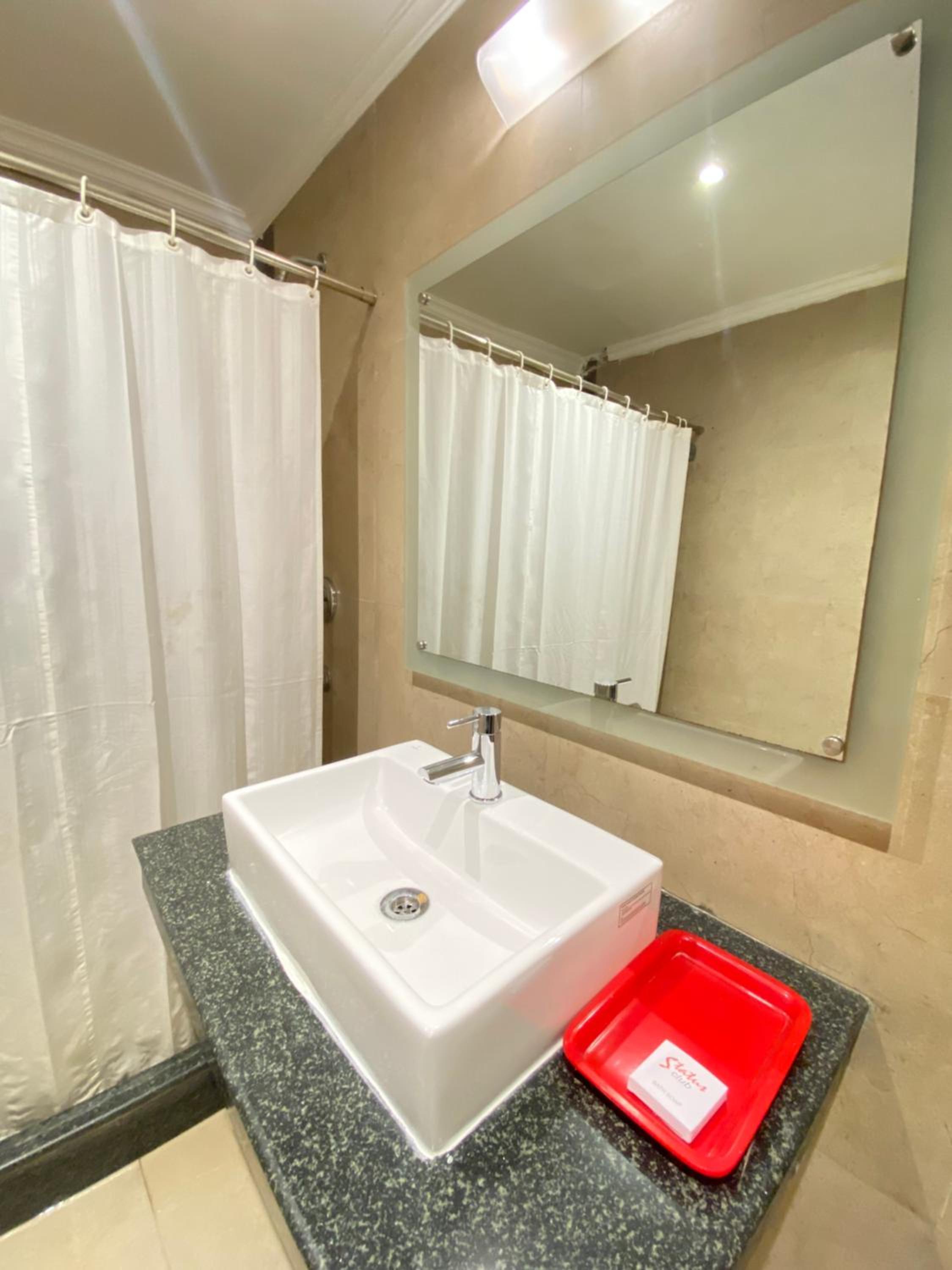 Executive Suite - Photo 2