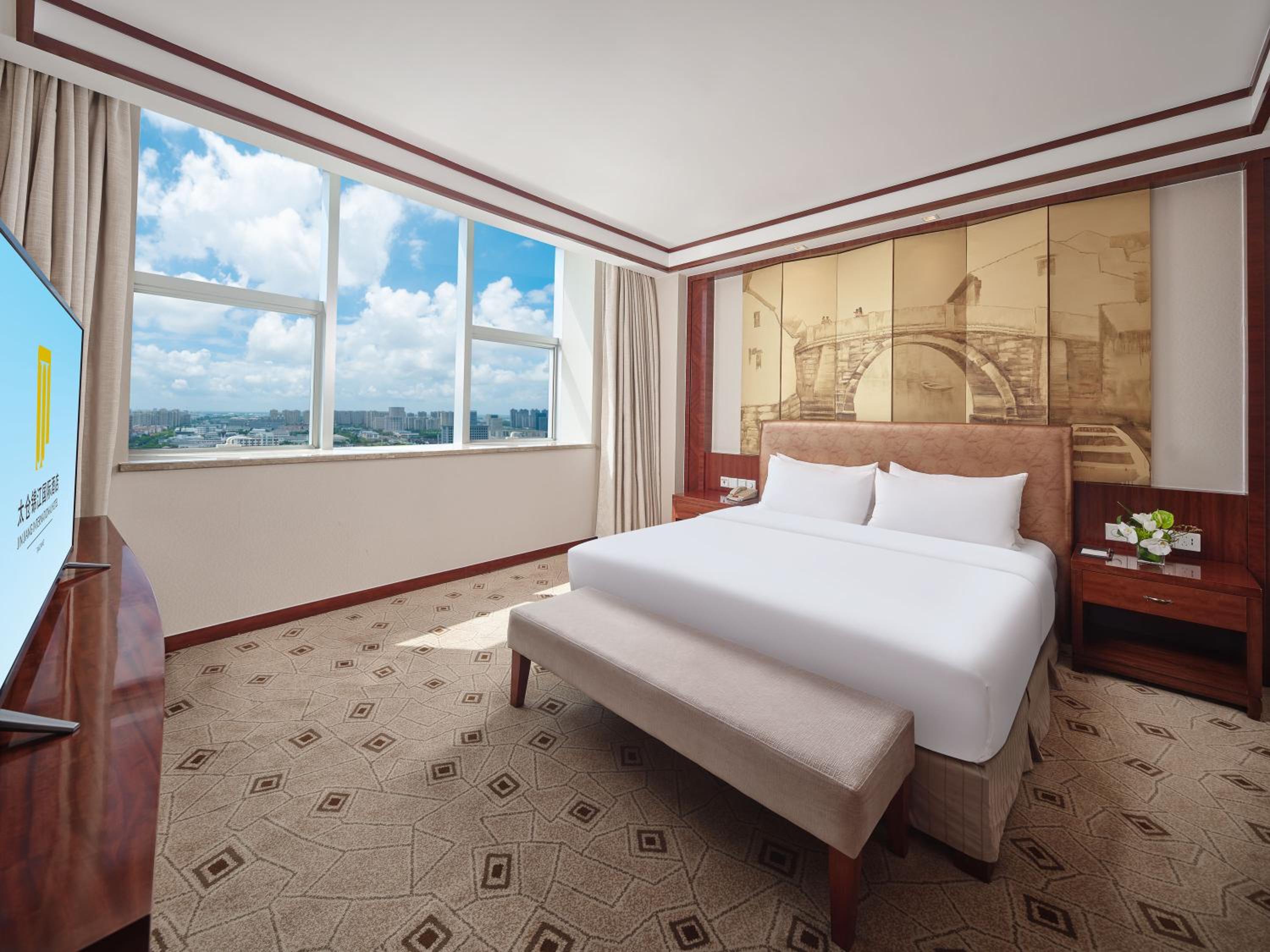 Suite - Photo 1