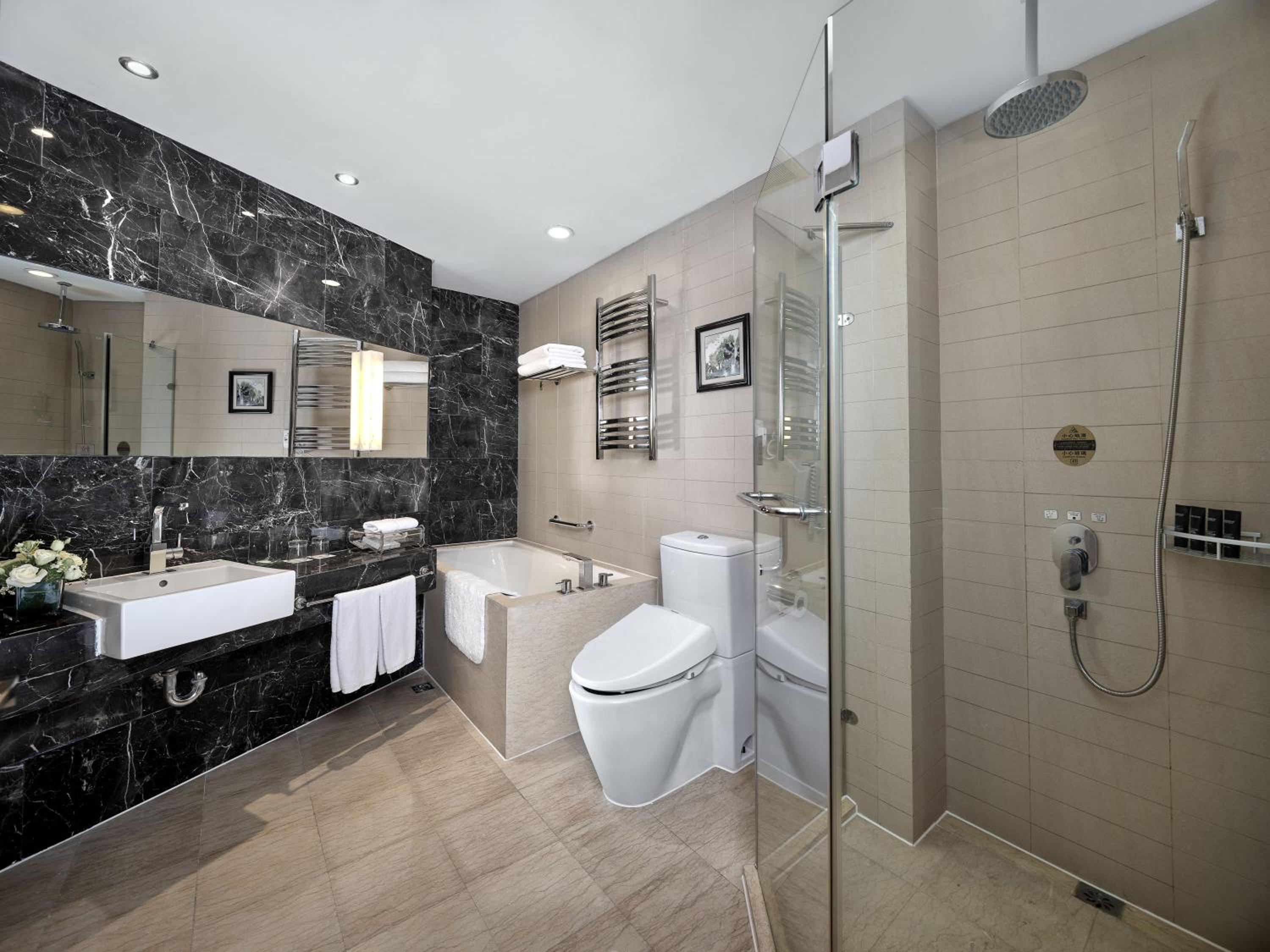 Suite - Photo 3