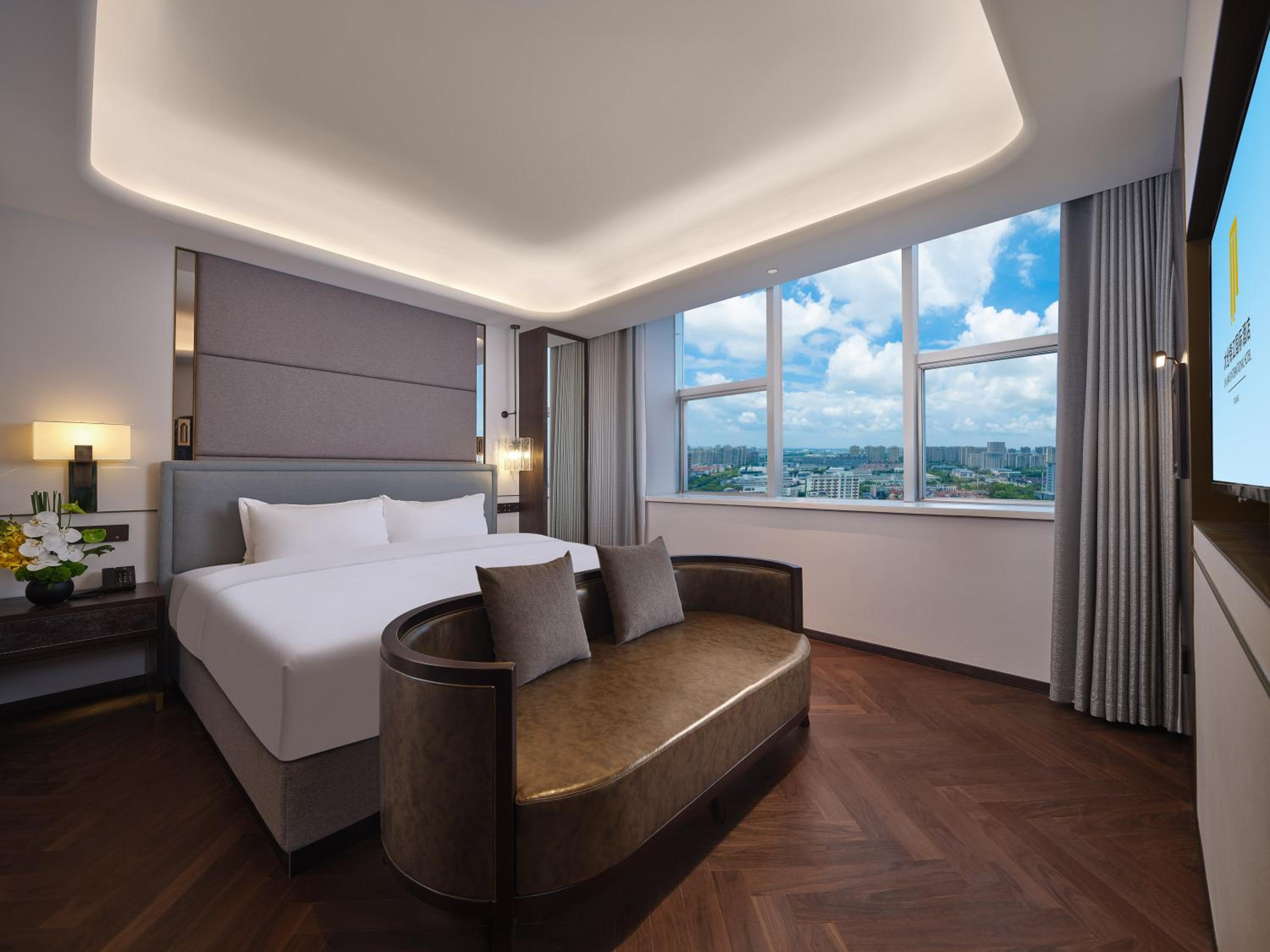 Deluxe Queen Suite