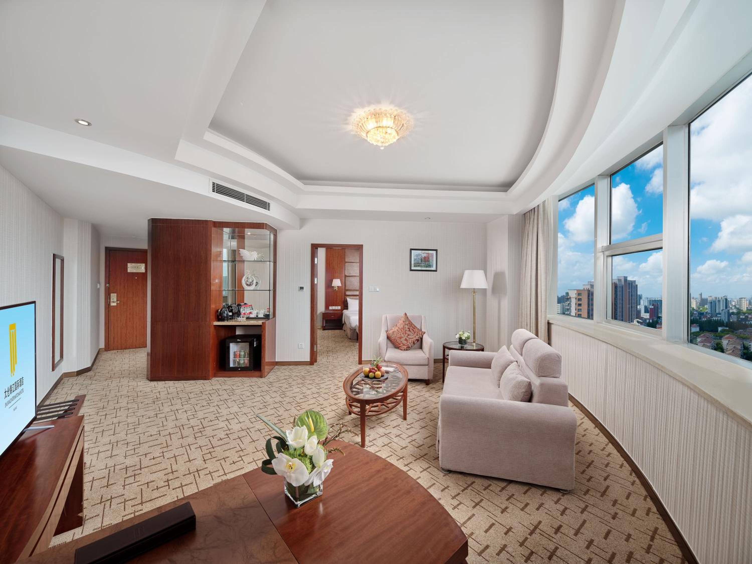Executive Suite - Photo 2