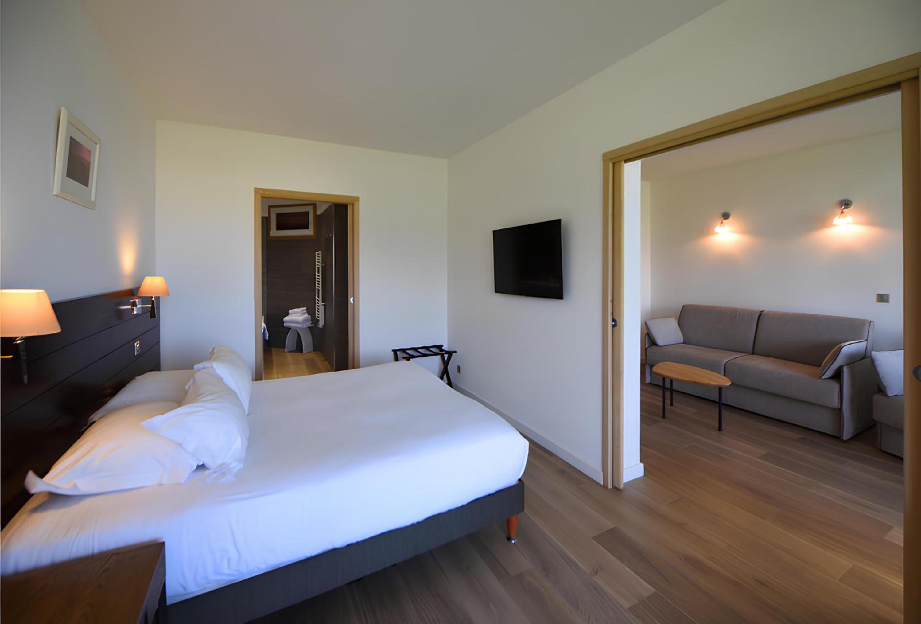 Suite with Mountain View photo 3