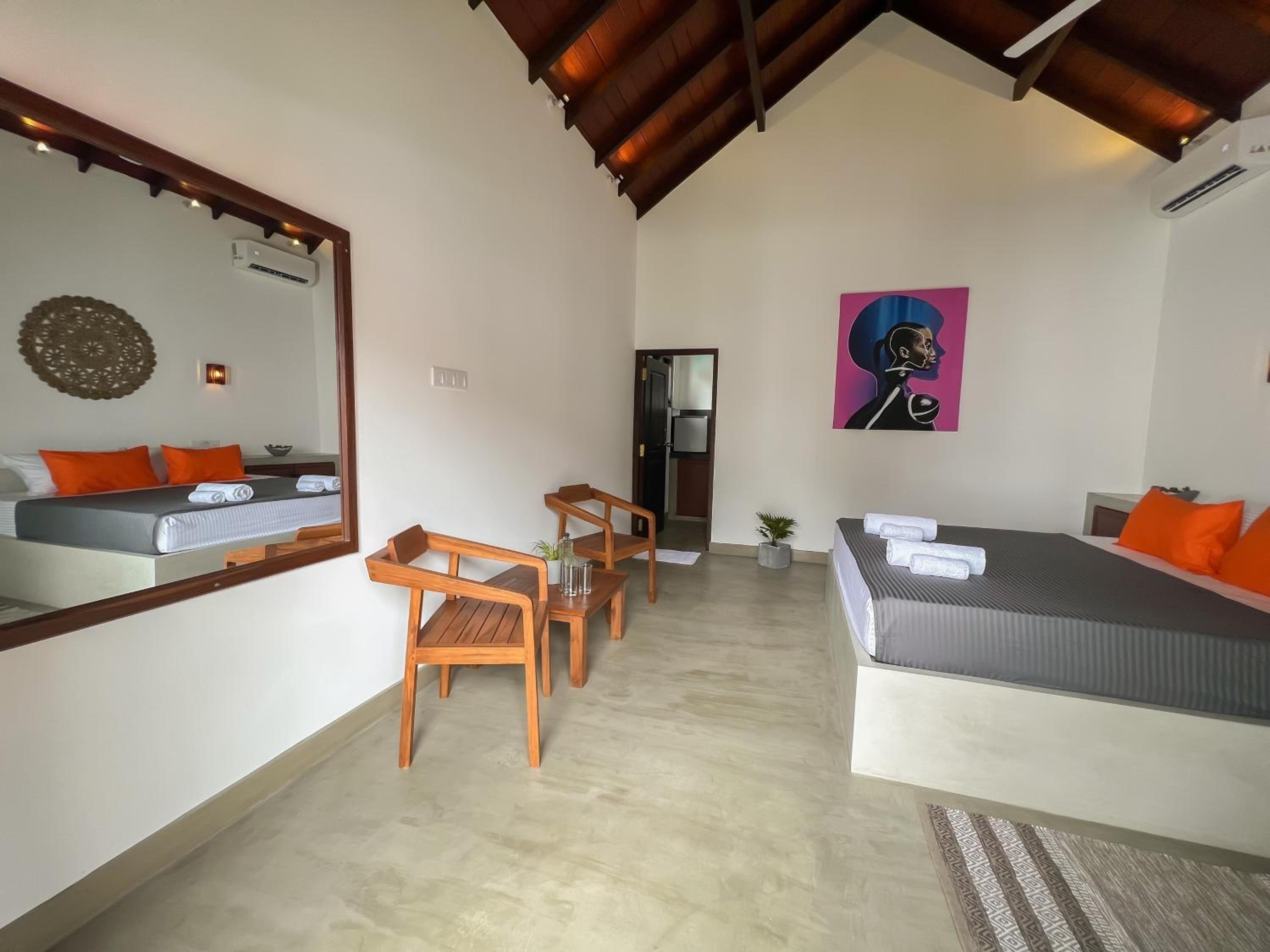 Deluxe Double Room with Balcony - Photo 8