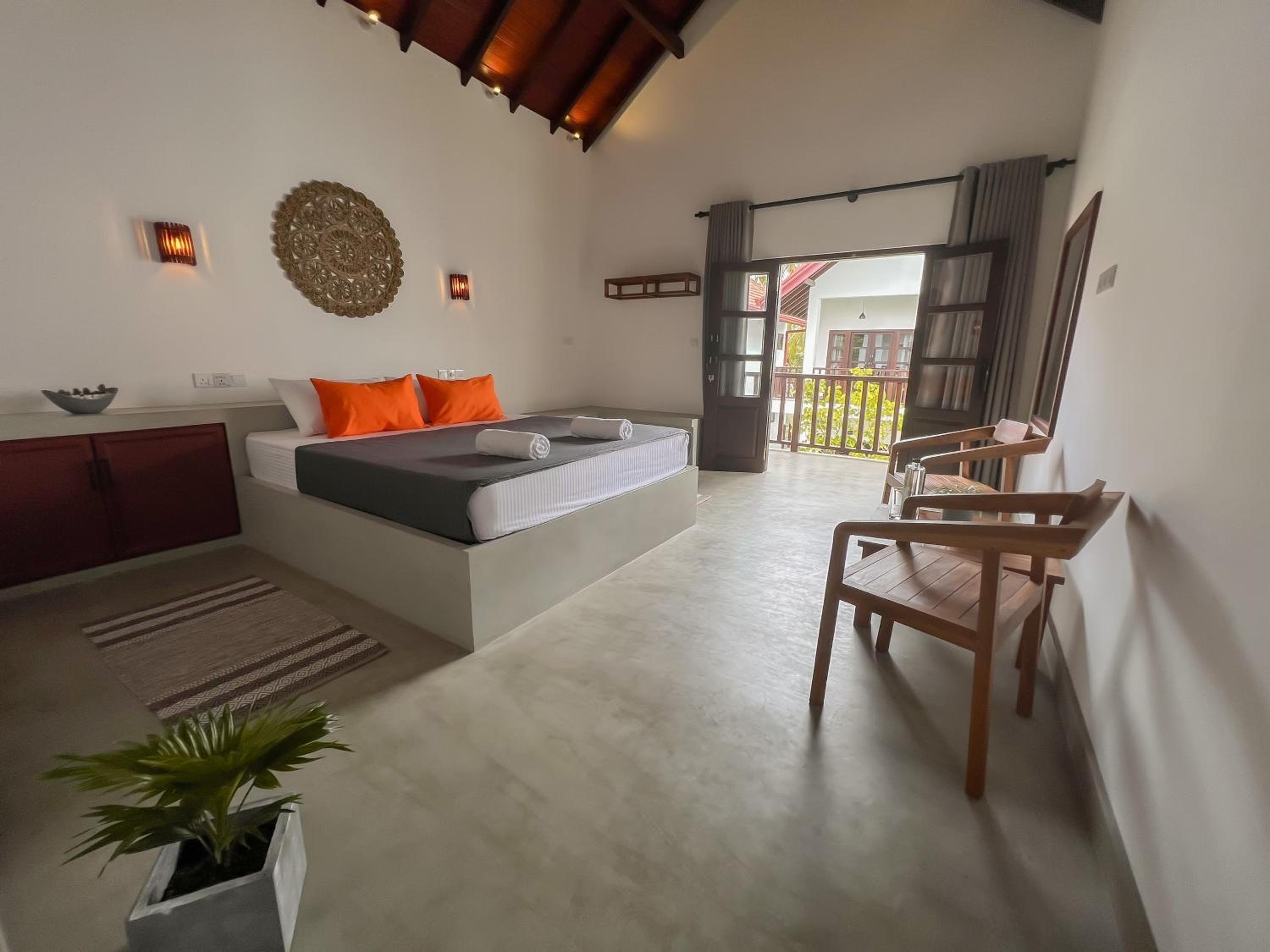 Deluxe Double Room with Balcony - Photo 10