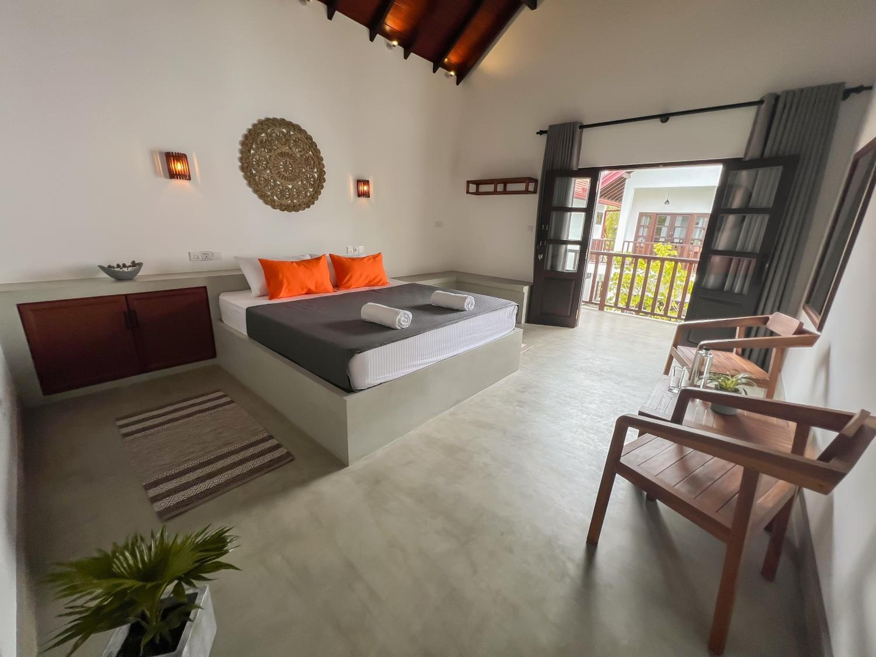 Deluxe Double Room with Balcony - Photo 9