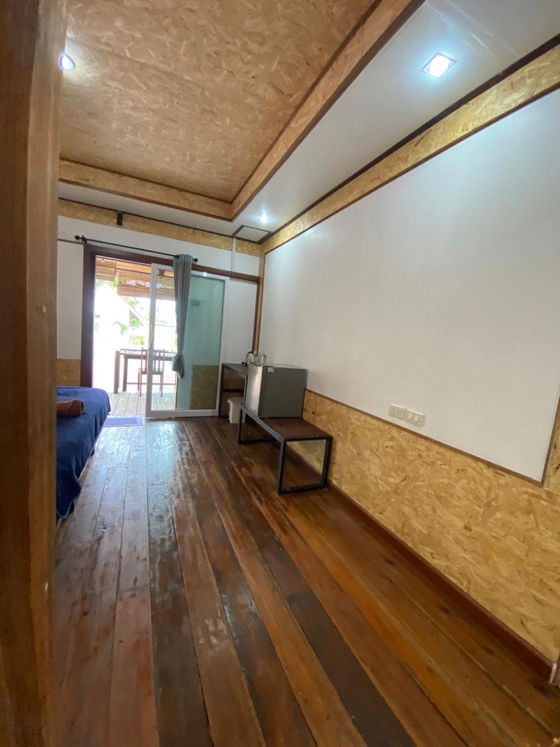 King Room with Pool View - Photo 8