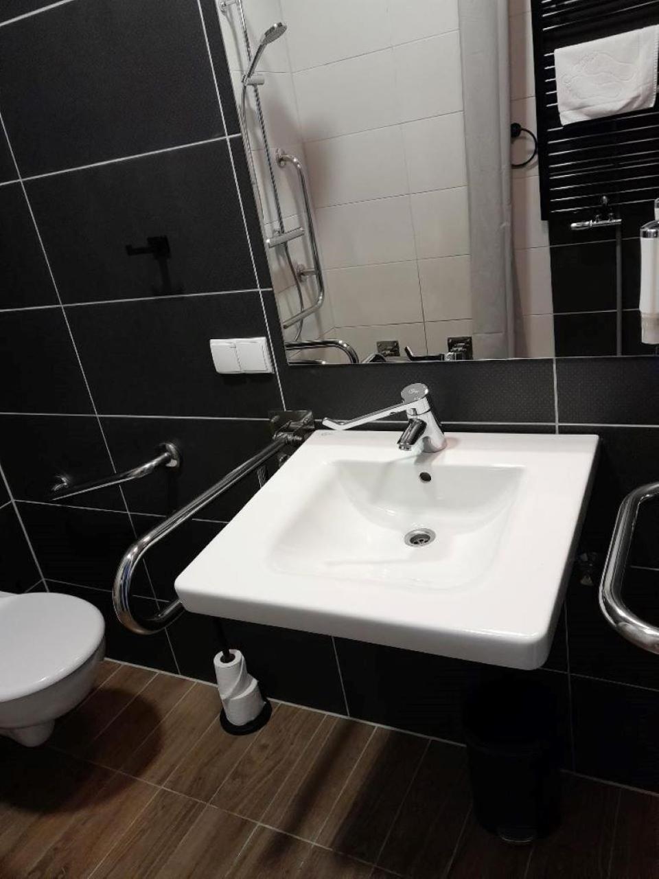 Double or Twin Room - Disability Access - Photo 11