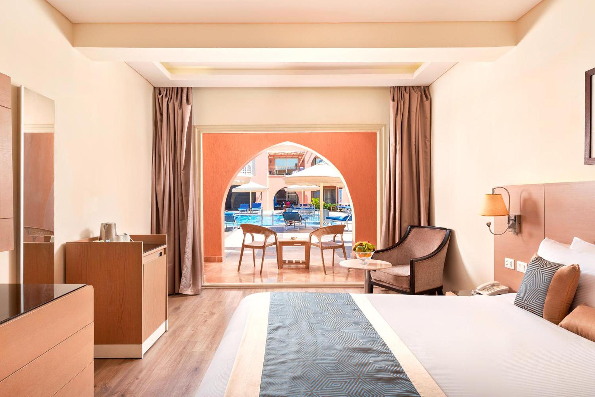 Deluxe Room with Pool View (2 Adults +2 Children) - Photo 4