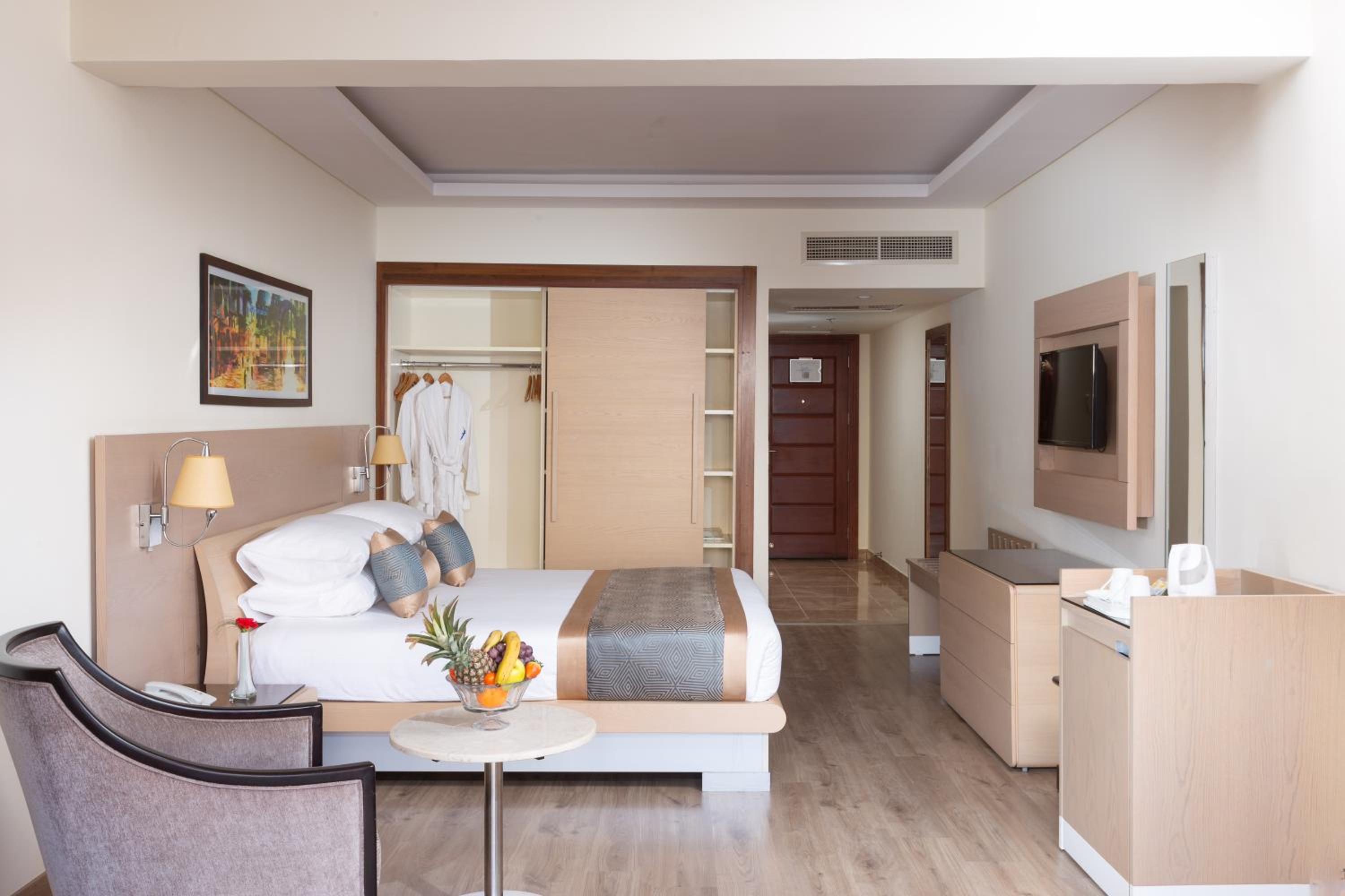 Deluxe Room with Pool View (2 Adults +2 Children) - Photo 2