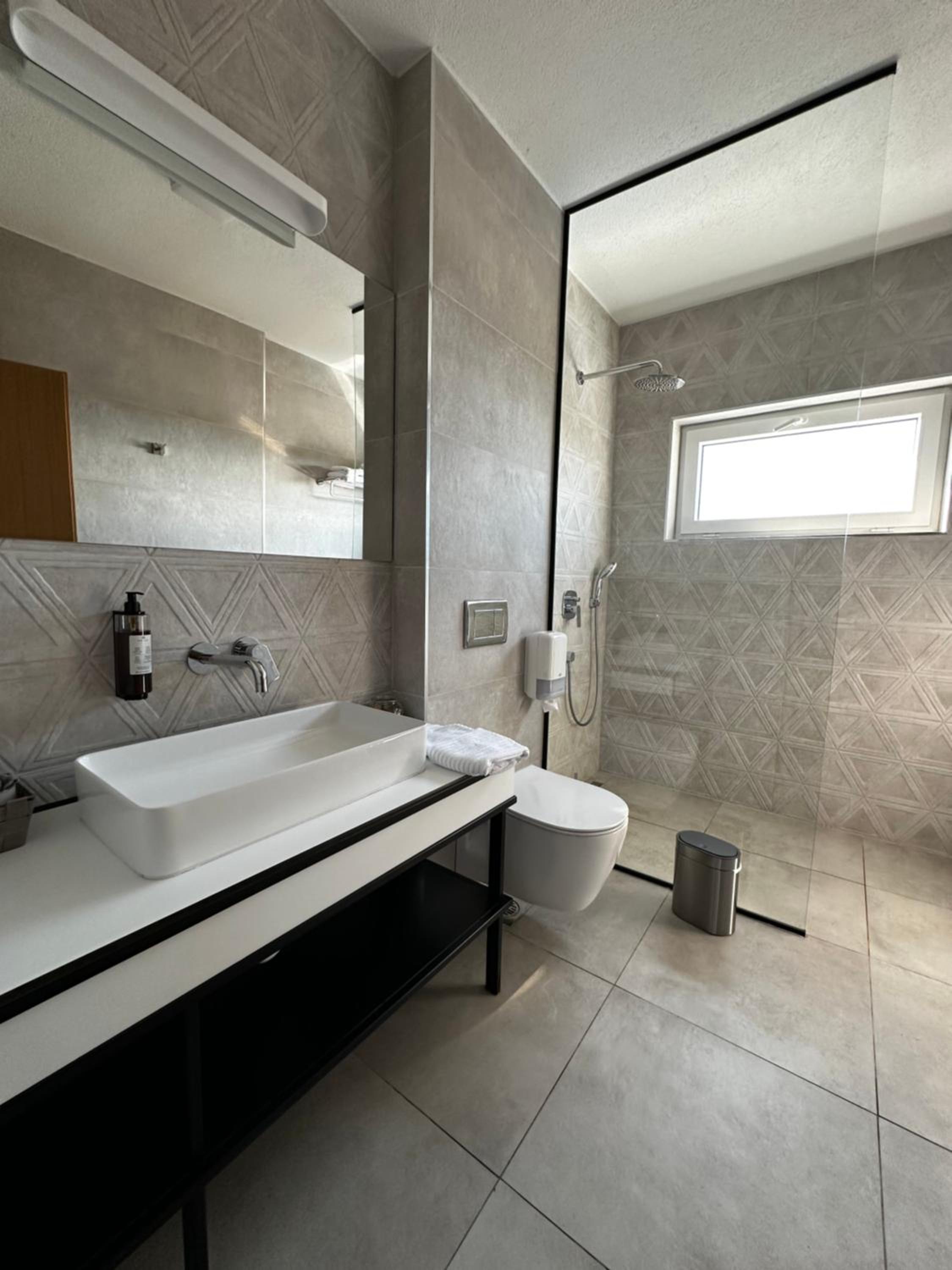 Superior Double or Twin Room with Lake View - Photo 3
