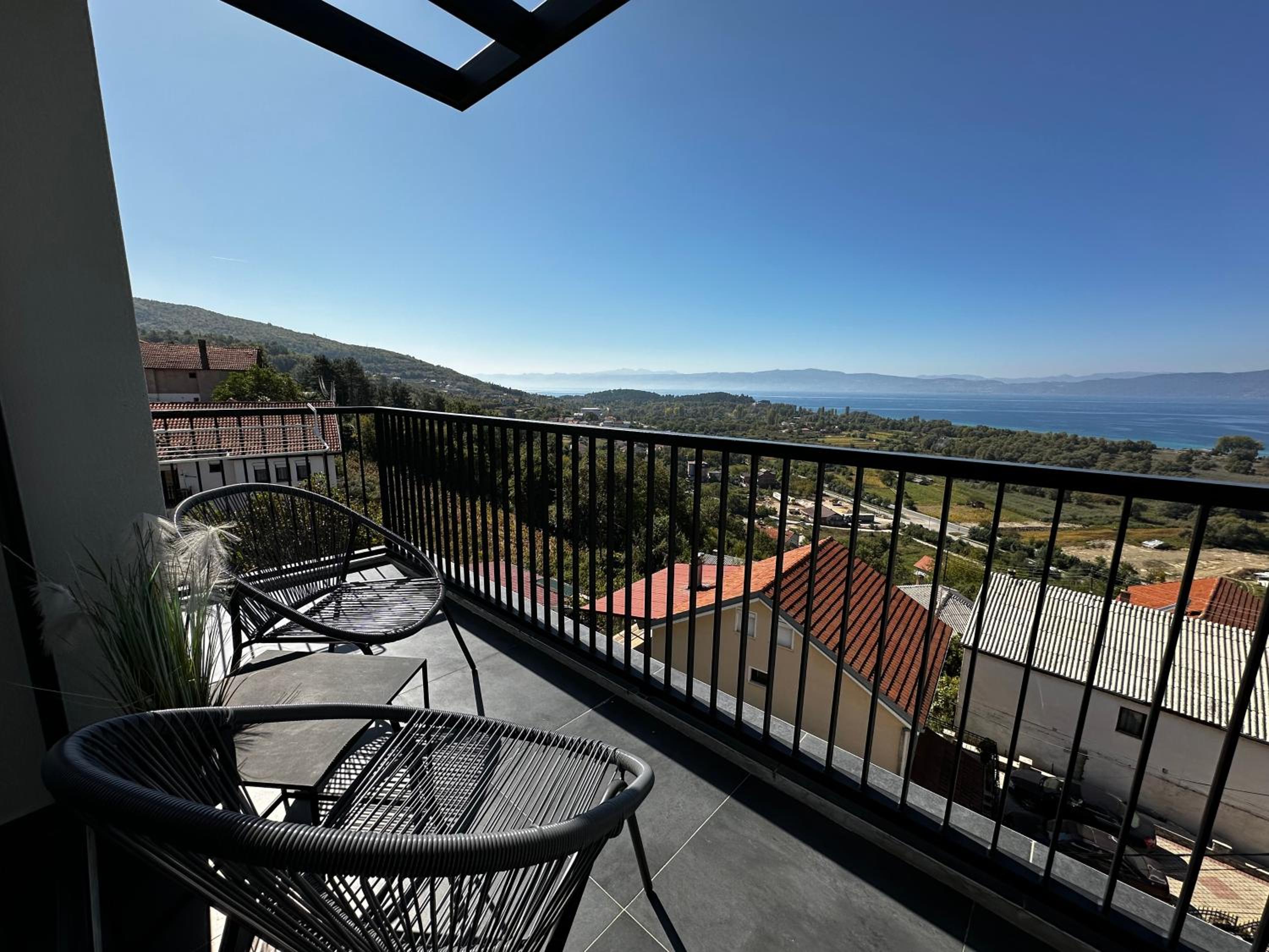 Superior Double or Twin Room with Lake View - Photo 17
