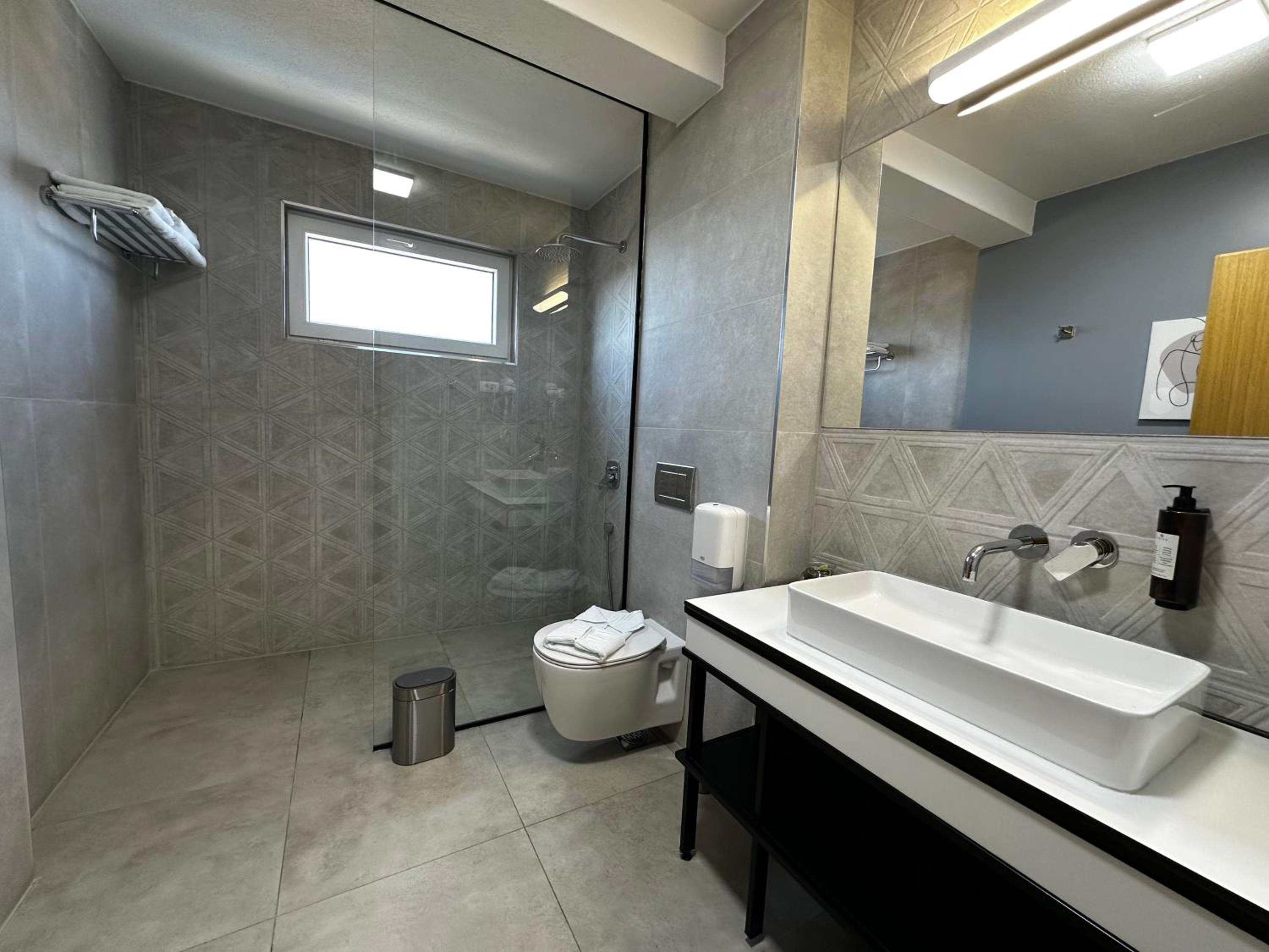 Superior Double or Twin Room with Lake View - Photo 15