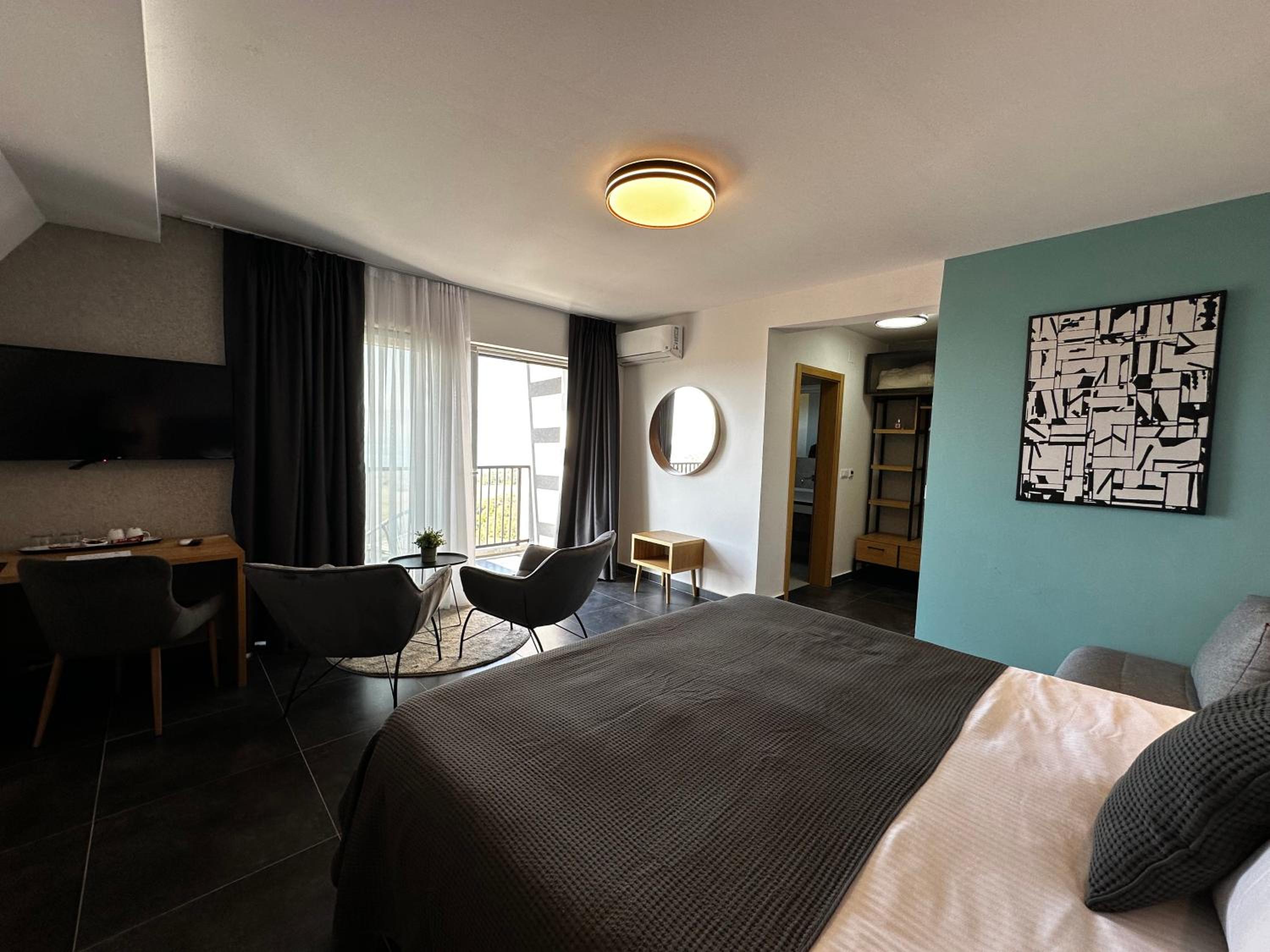Superior Double or Twin Room with Lake View - Photo 13