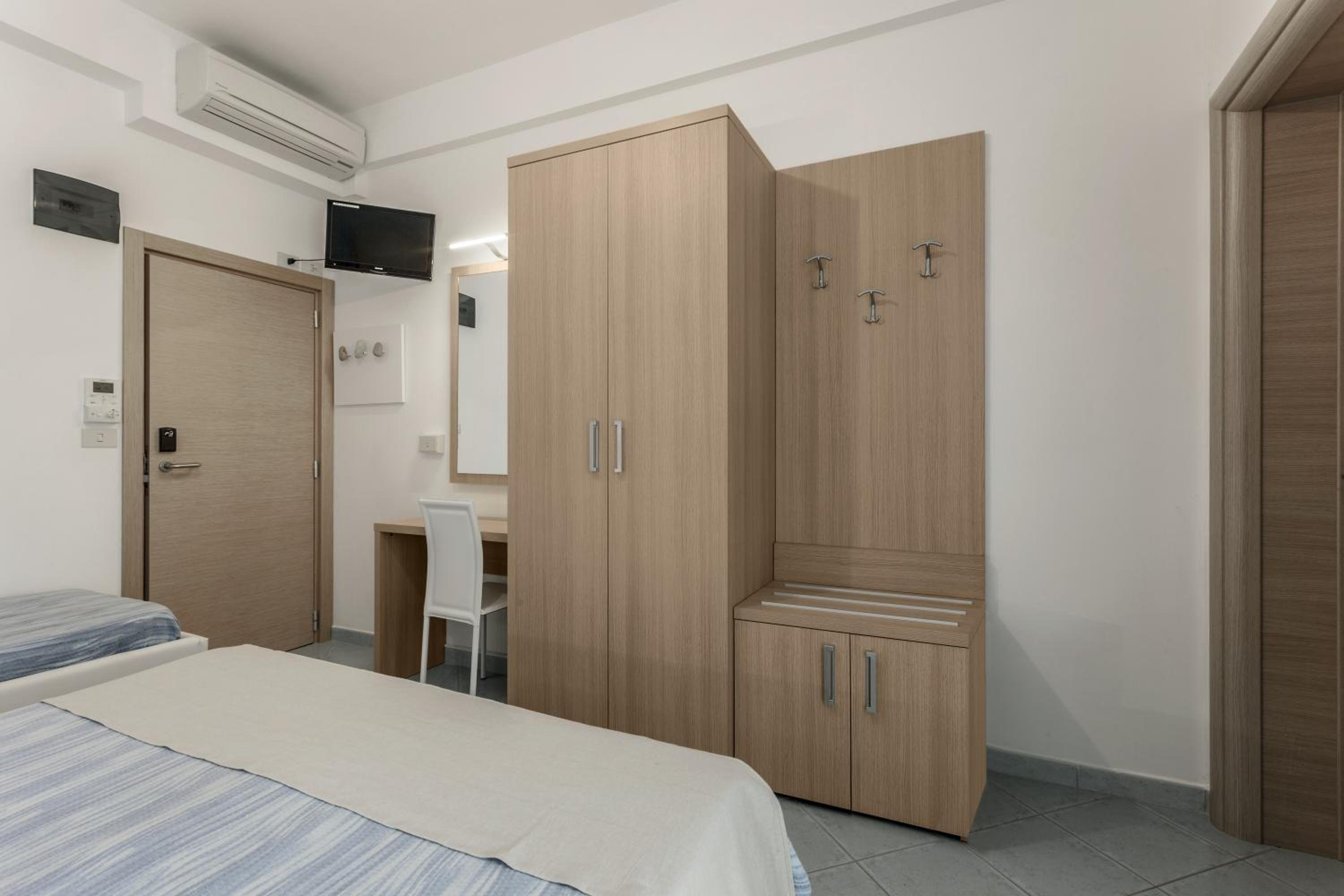 Quadruple Room - Photo 7