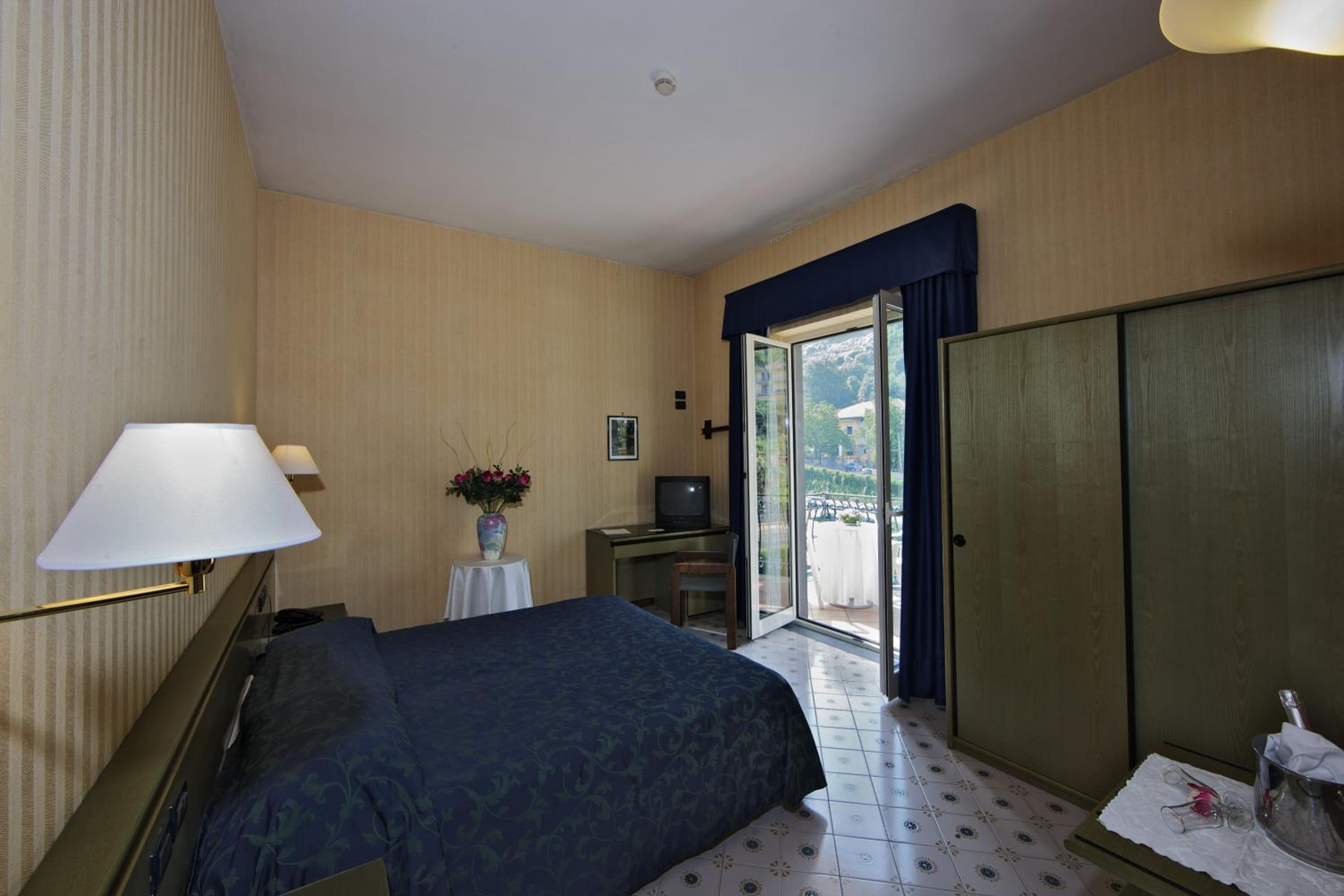 Double or Twin Room with Mountain View