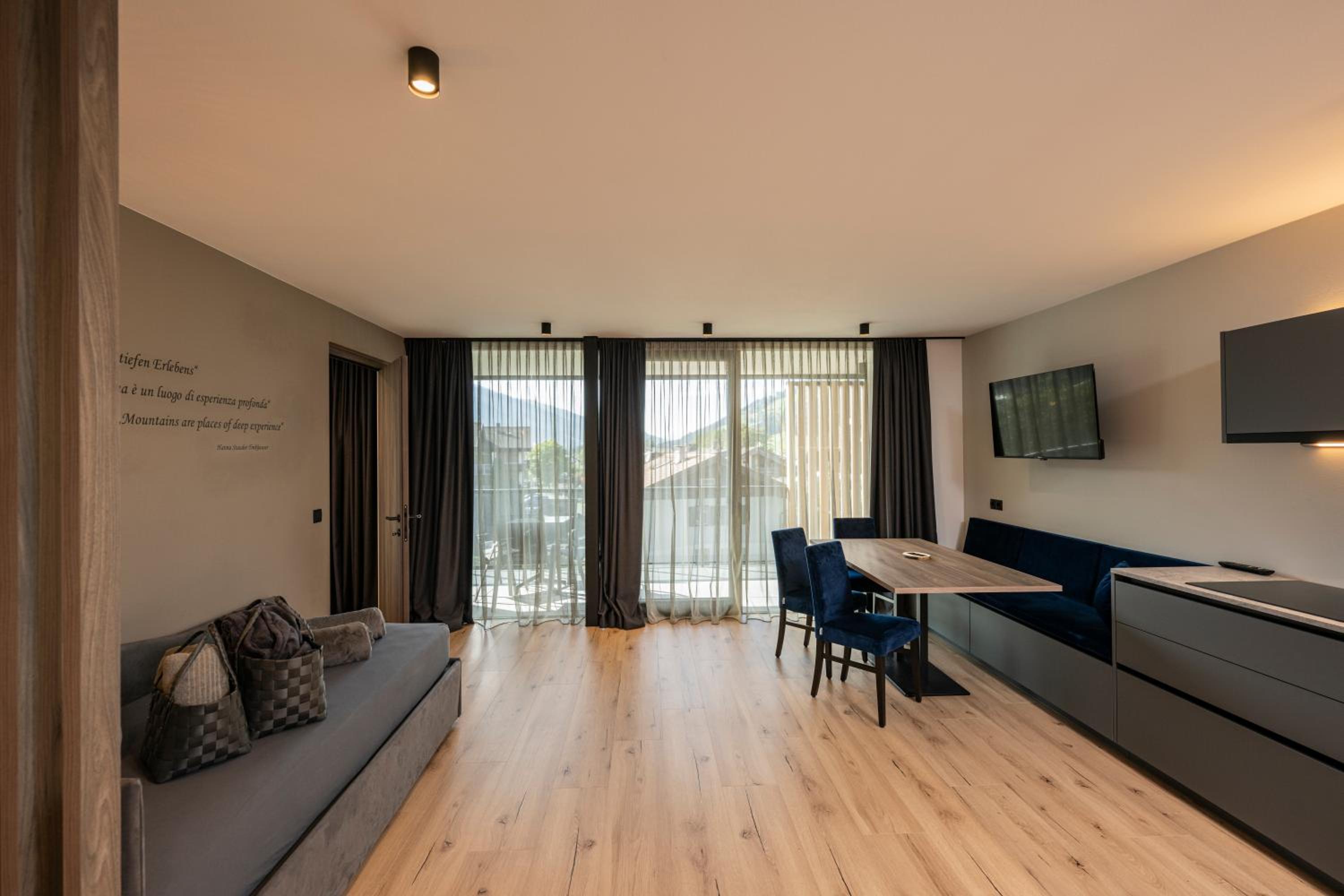 Two-Bedroom Deluxe Apartment photo 2