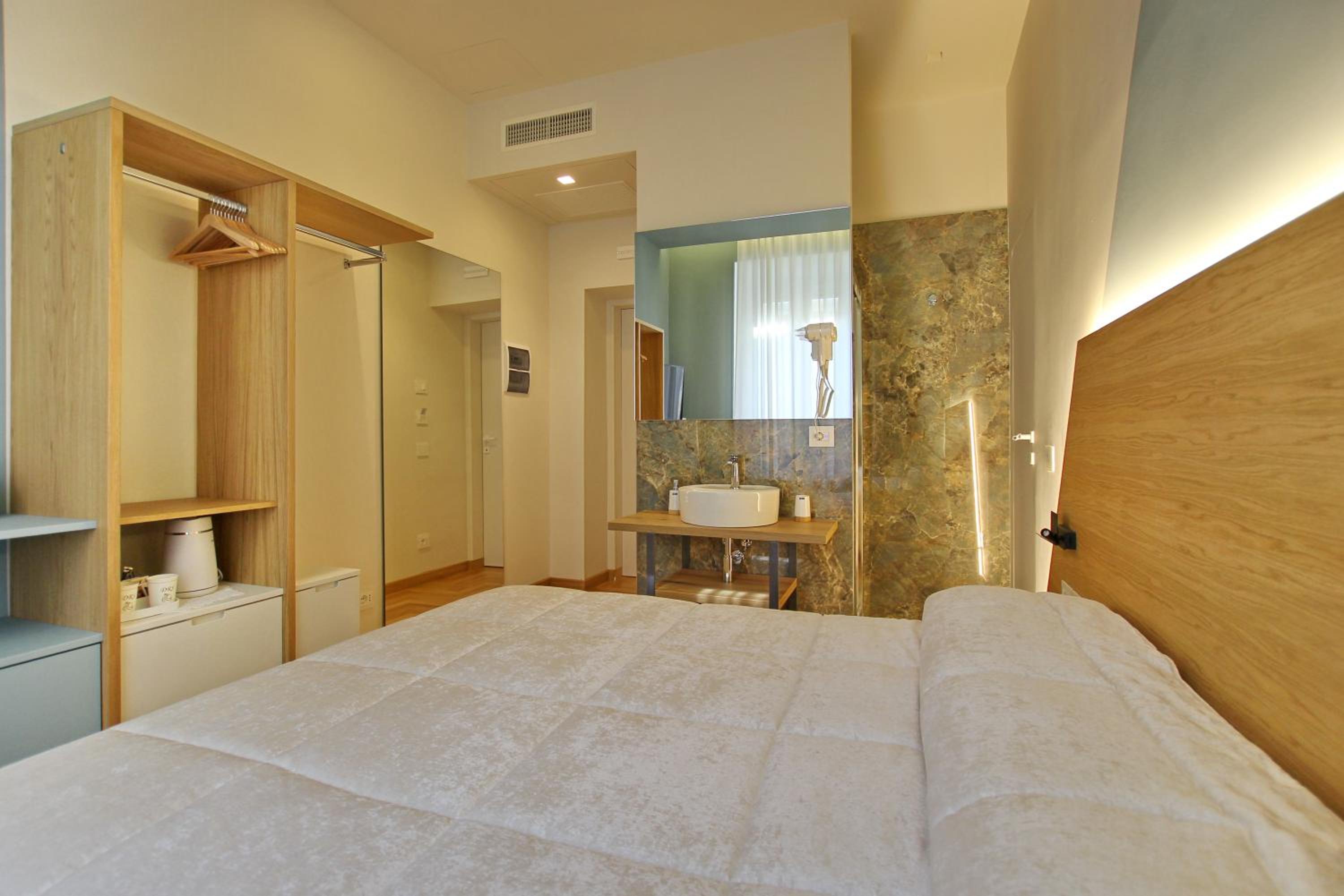 Double Room with Private Bathroom photo 2