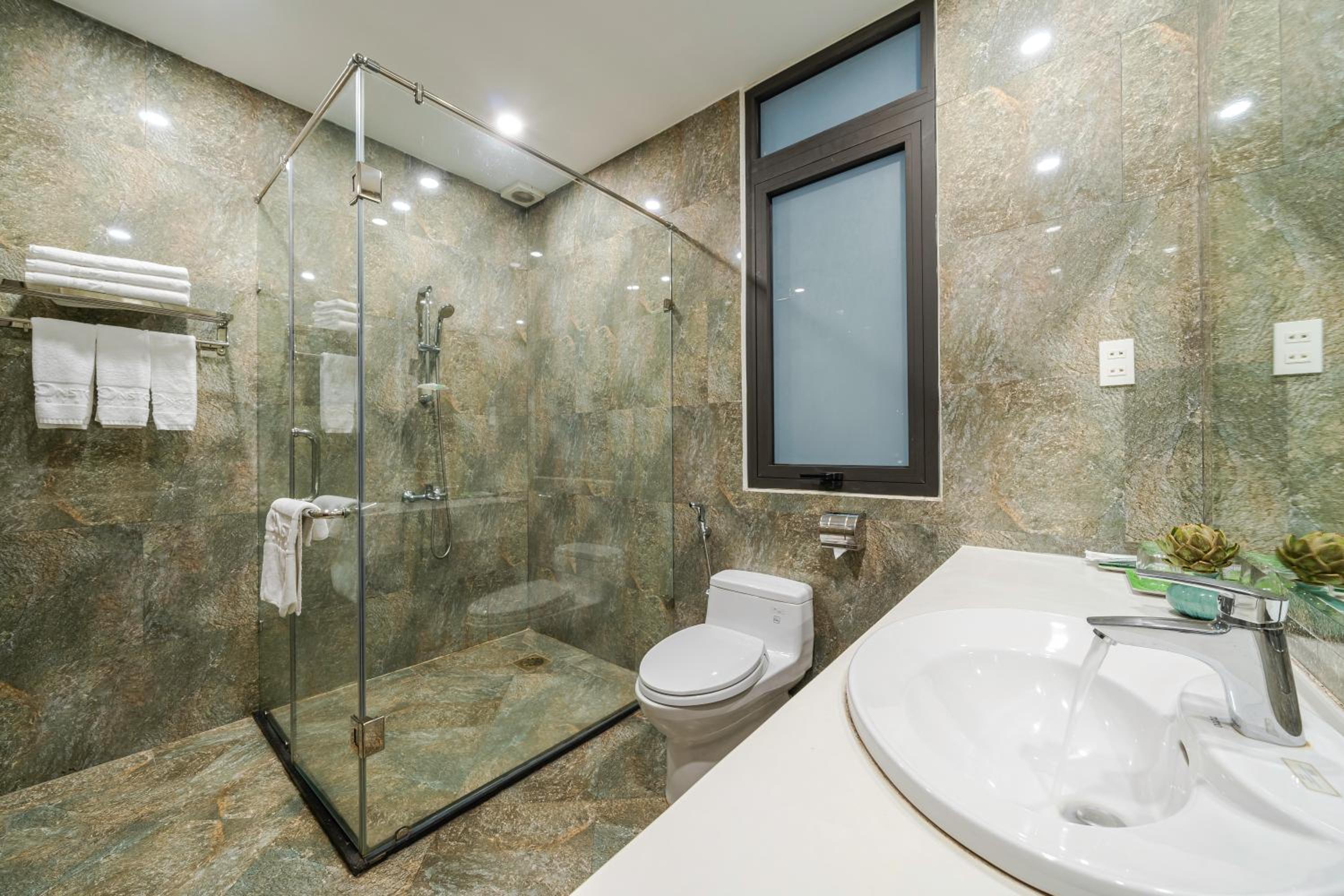 One-Bedroom Suite - Photo 6