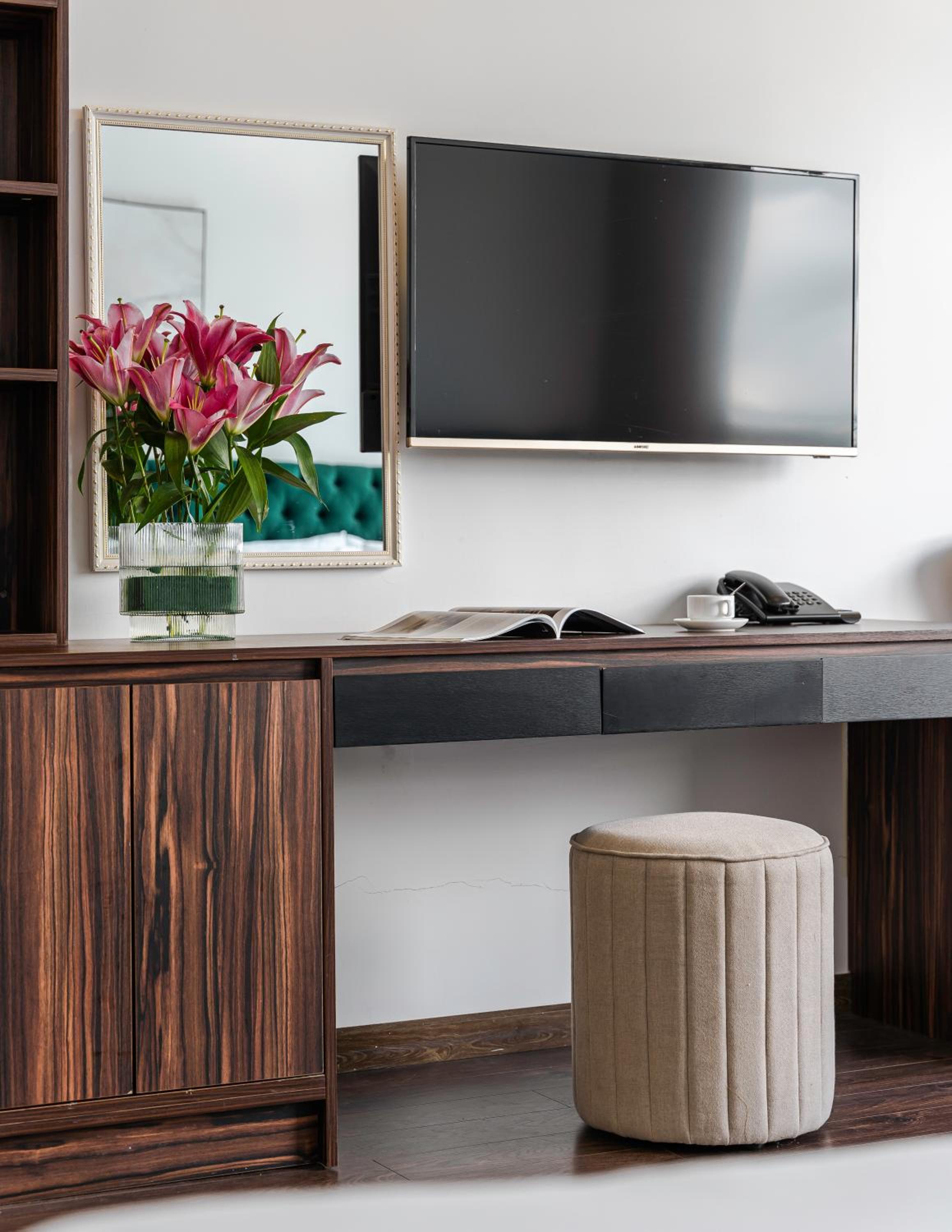 Superior Family Room - Photo 7
