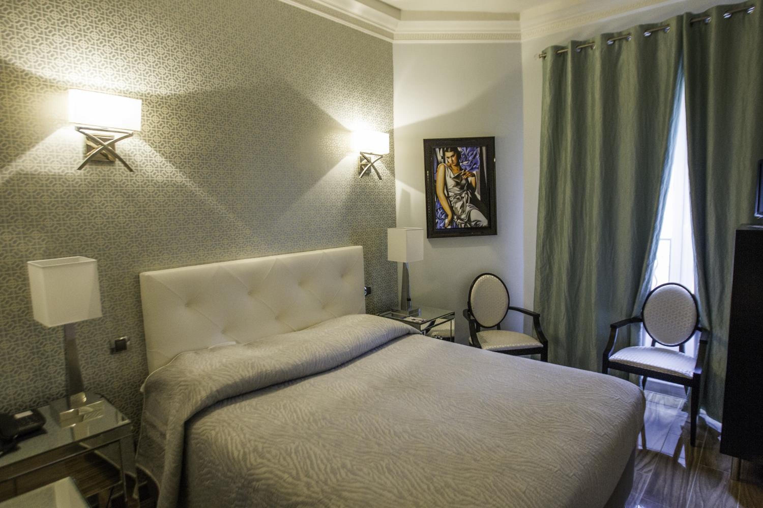 Standard Double Room - Photo 11