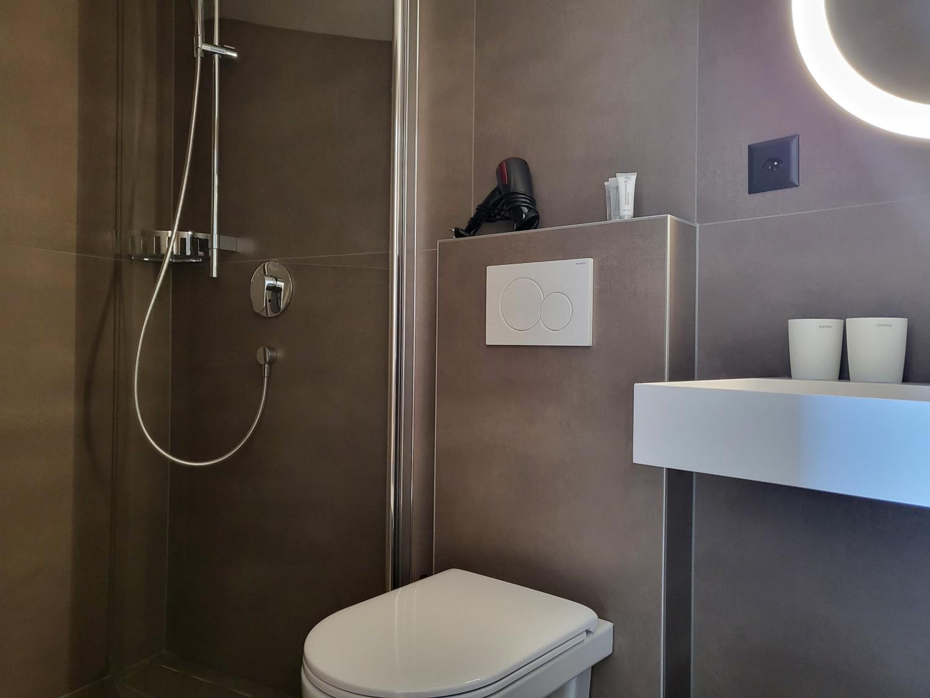 Single Room with Private Bathroom photo 2