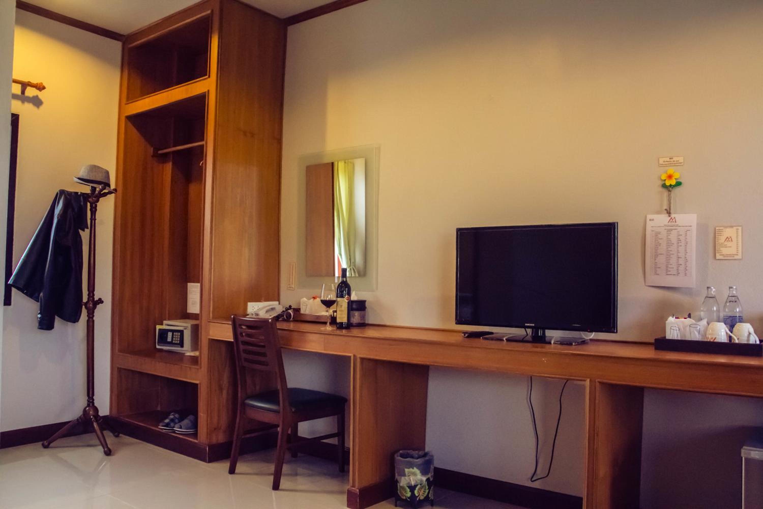 Deluxe Twin Room with Pool View - Photo 6