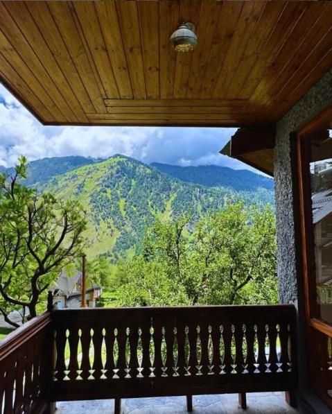 Double Room with Mountain View - Welcome Drink, Complimentary 2pcs Laundry, Late Check out upto 2hrs - Photo 2