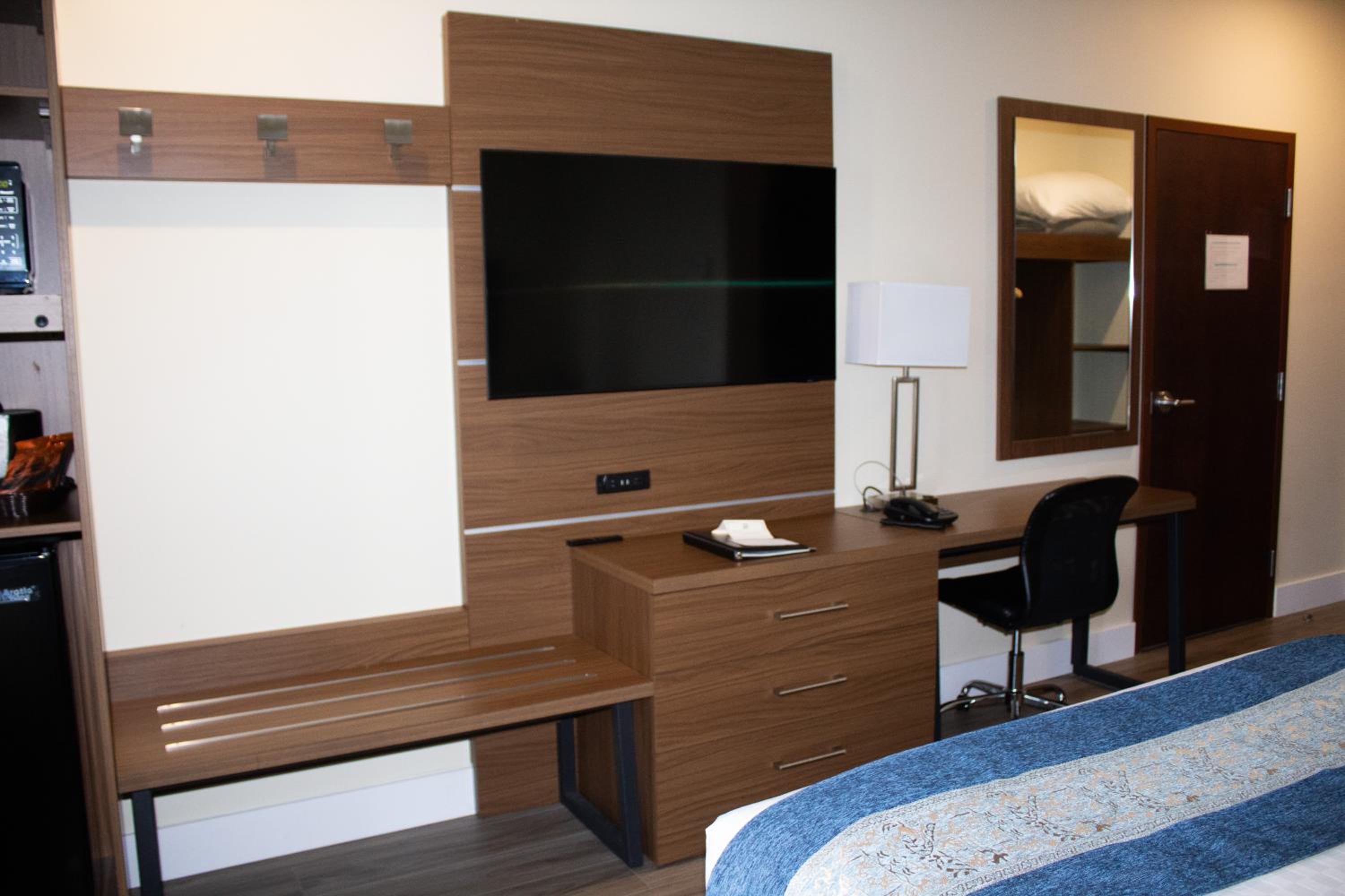 Standard Queen Room with Two Queen Beds - Photo 8