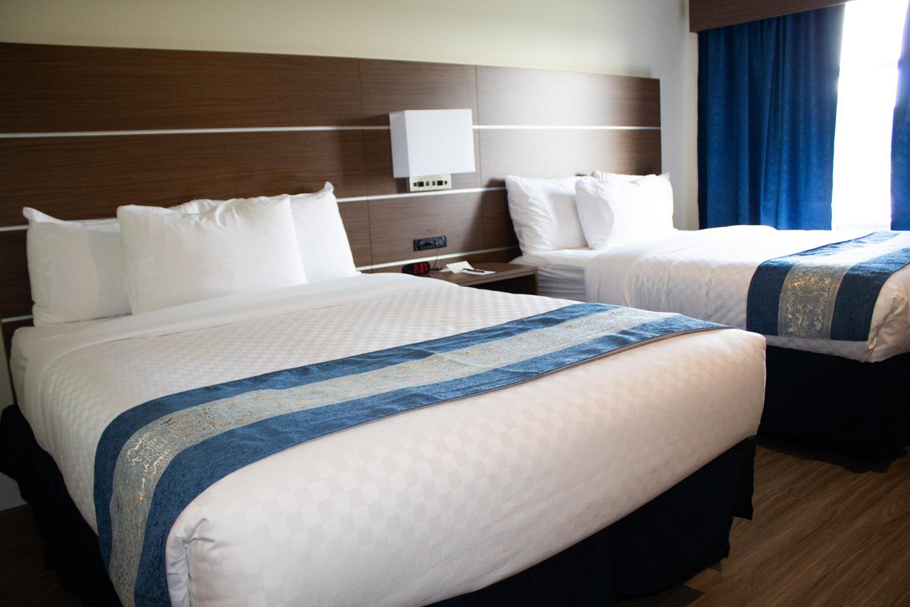 Standard Queen Room with Two Queen Beds - Photo 9
