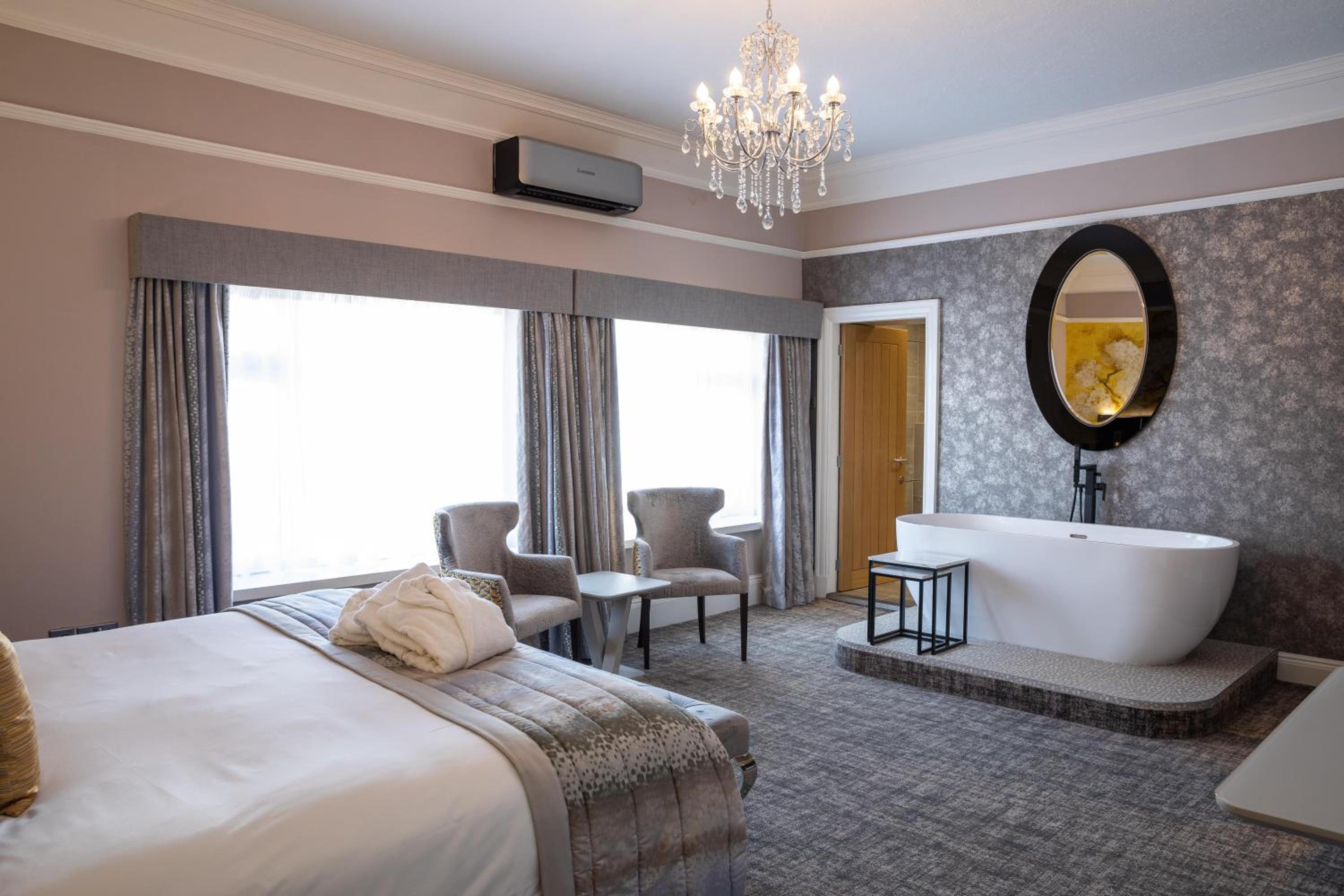 King Suite with In-Room Bath Tub - Non-Smoking - Photo 1