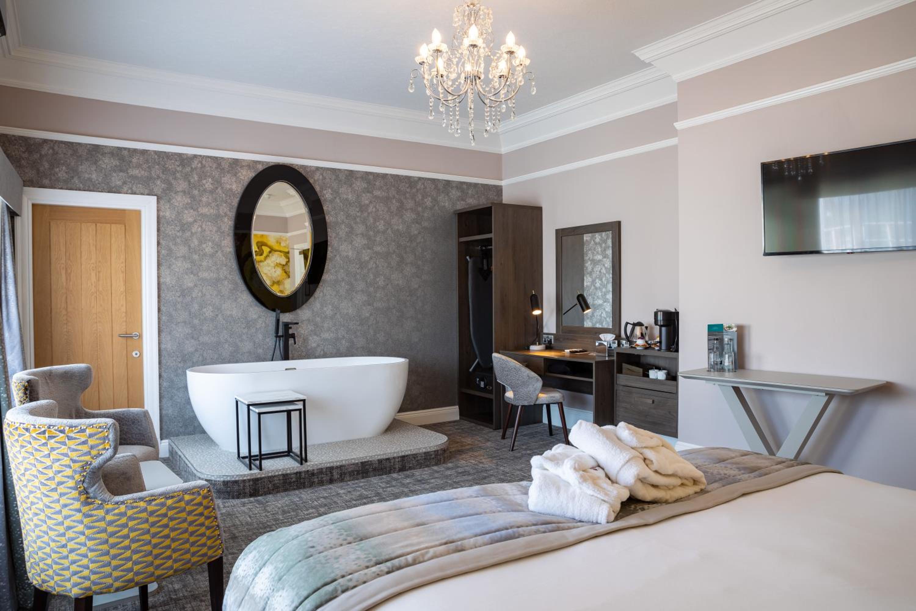 King Suite with In-Room Bath Tub - Non-Smoking - Photo 3