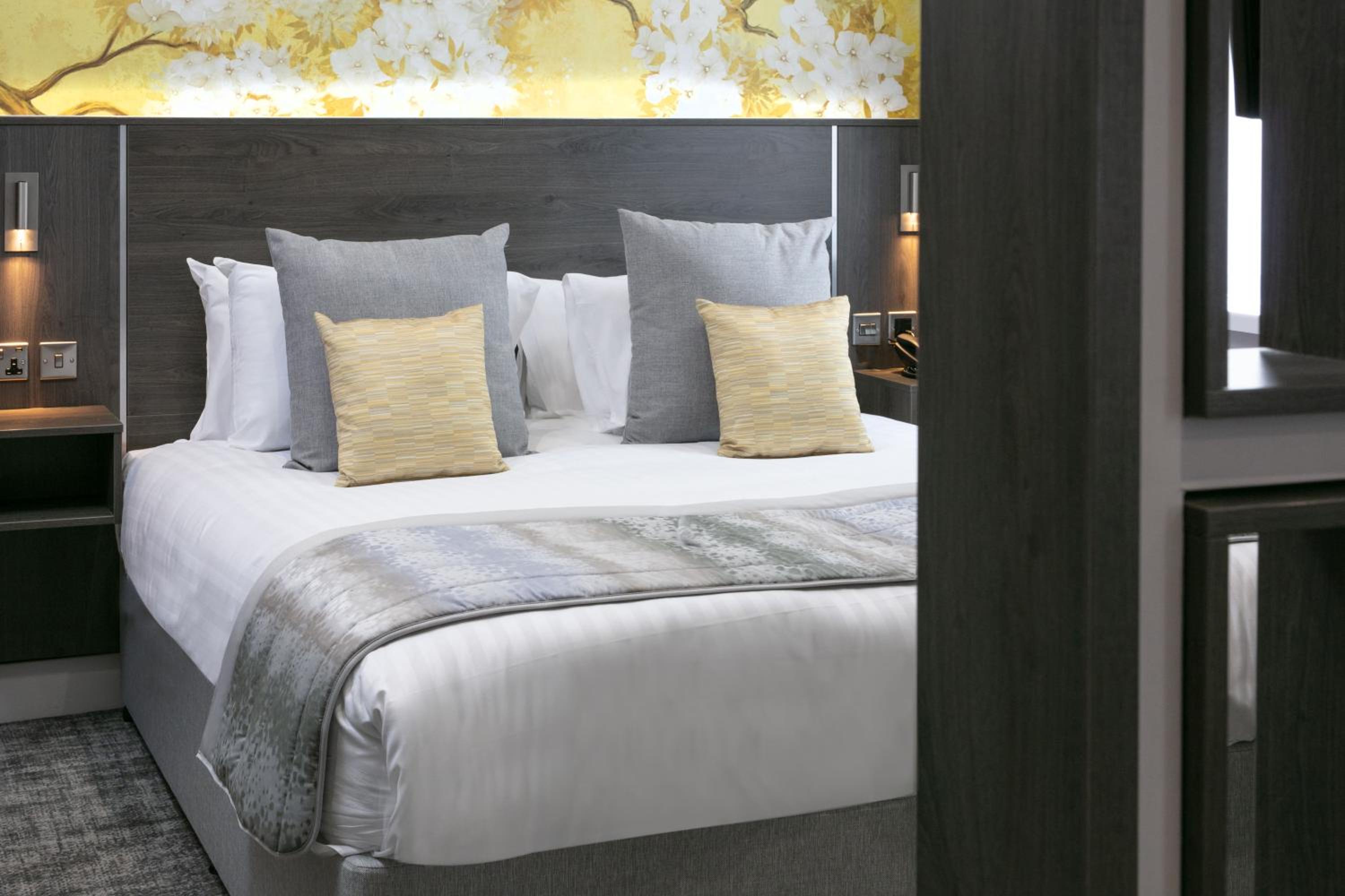 King Suite with Sofa Bed - Non-Smoking - Photo 3