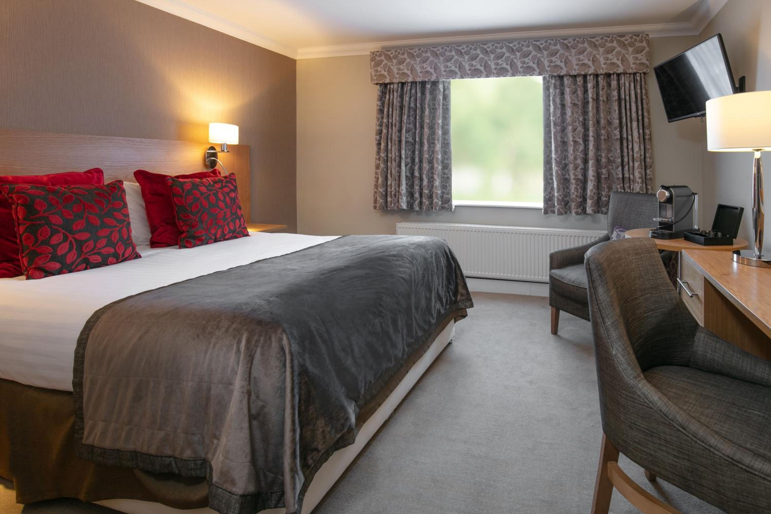Deluxe King Room - Non-Smoking - Photo 3