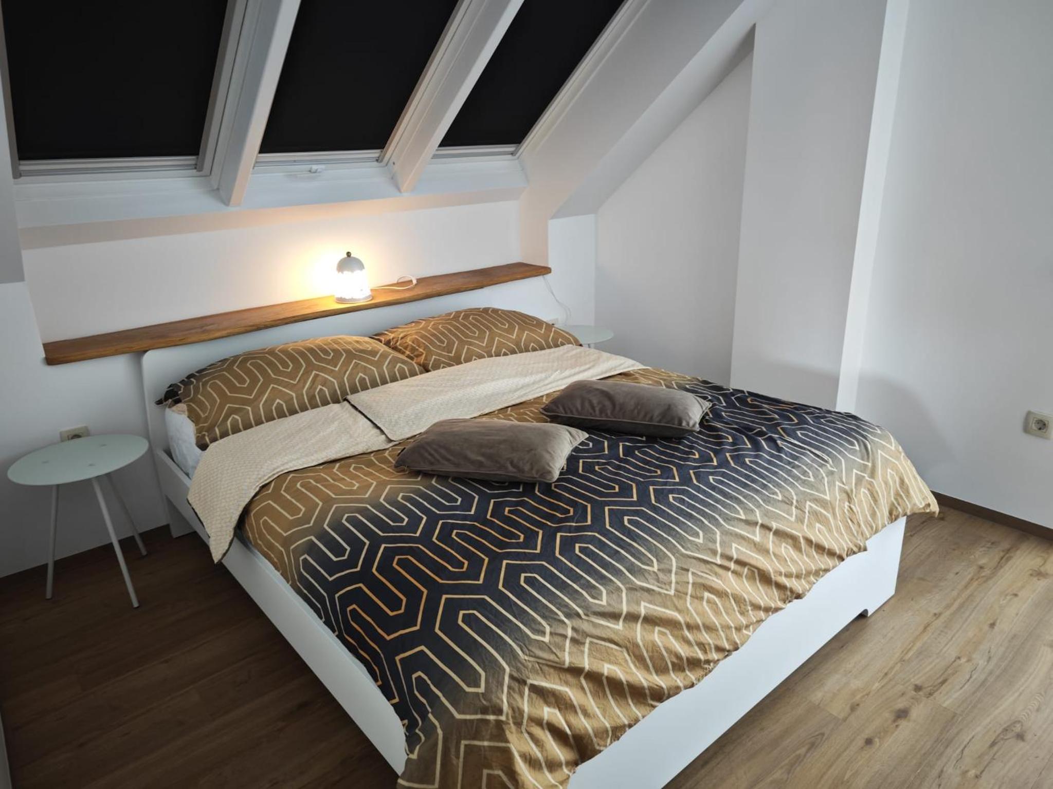 Exclusive Two-Bedroom Apartment with Balcony - Castle and Mountain View photo 2