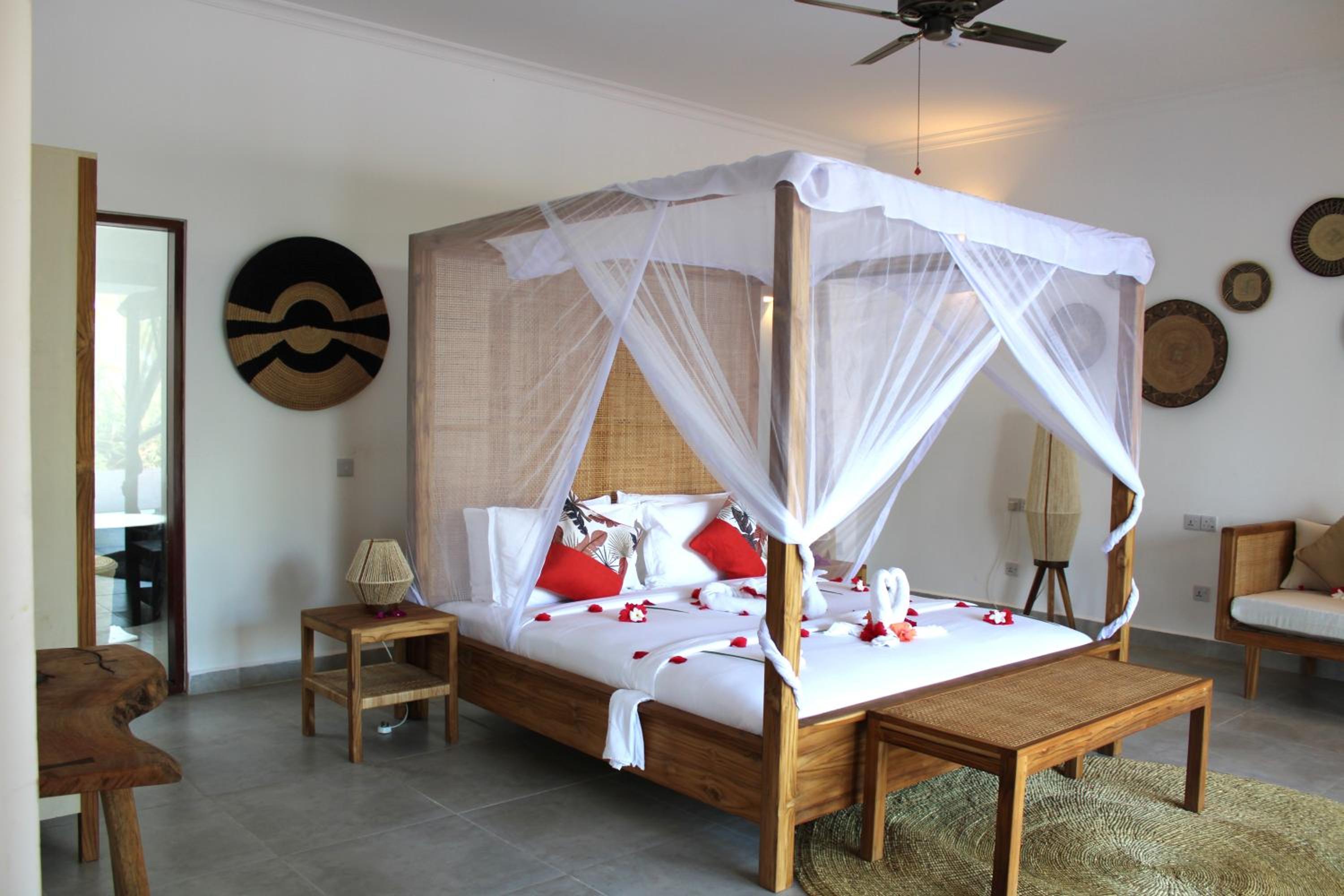 Villa with Private Pool - Photo 35