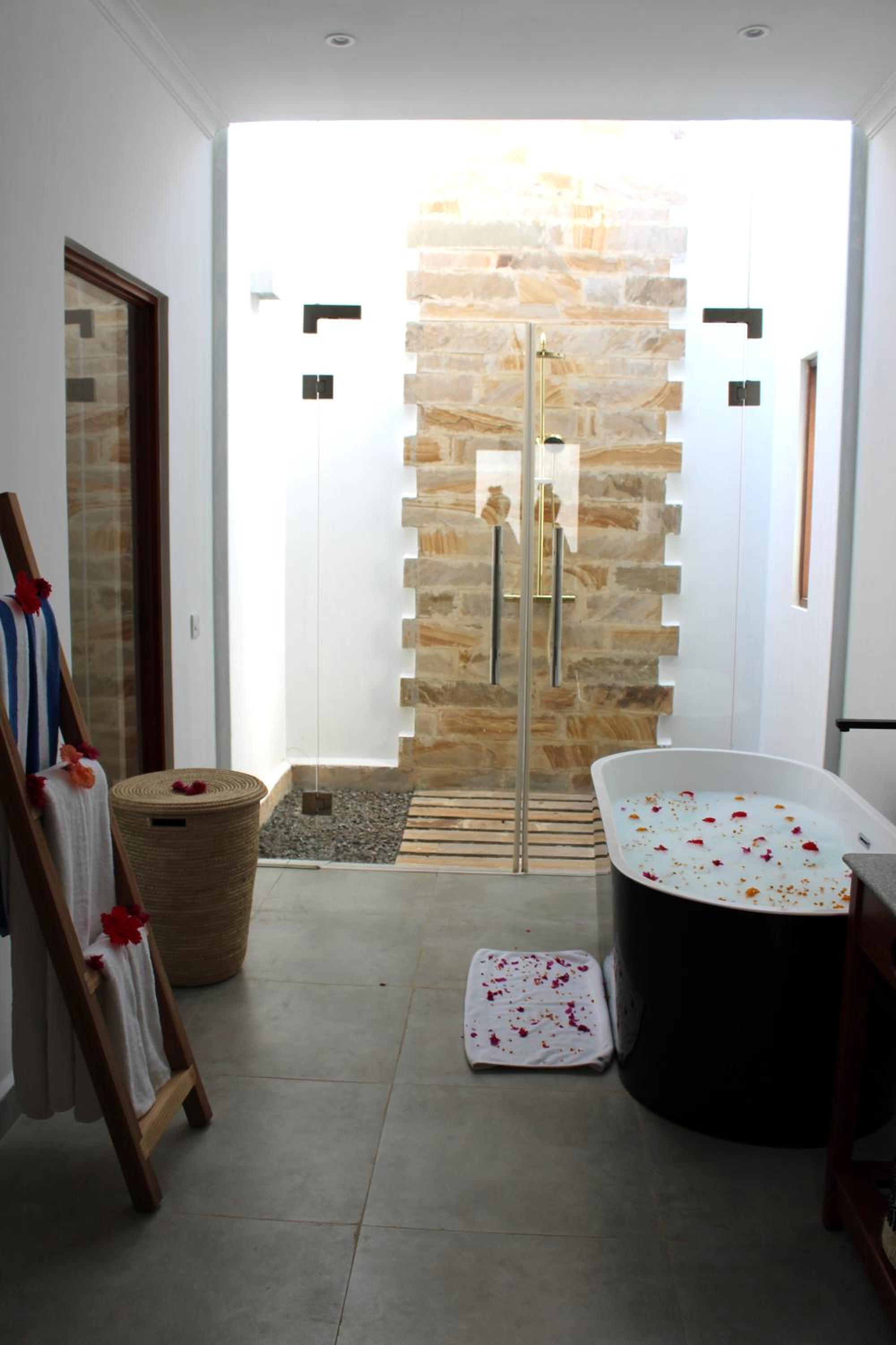 Villa with Private Pool - Photo 9