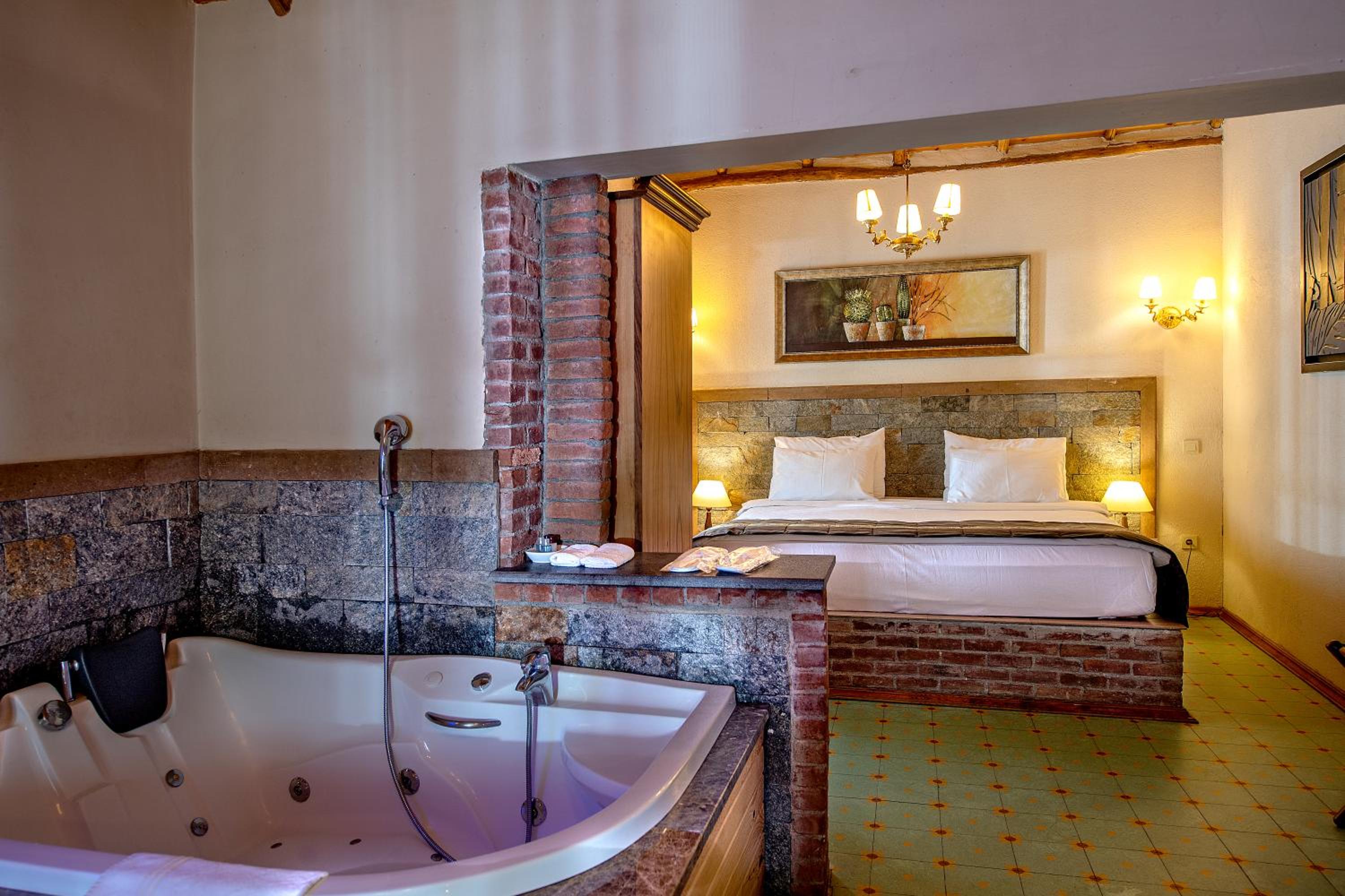 Deluxe Room - Photo 12
