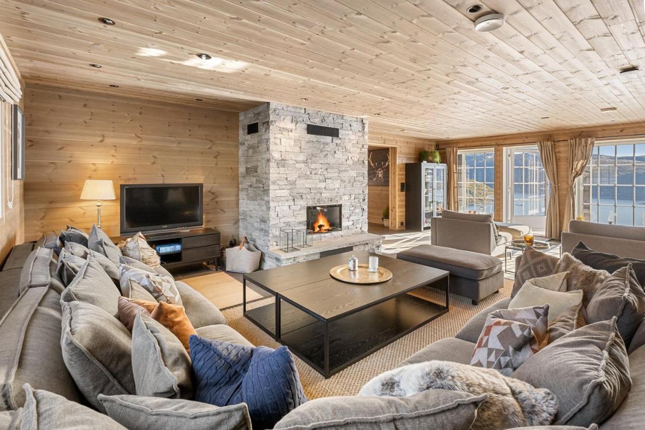 Seven-Bedroom House photo 1