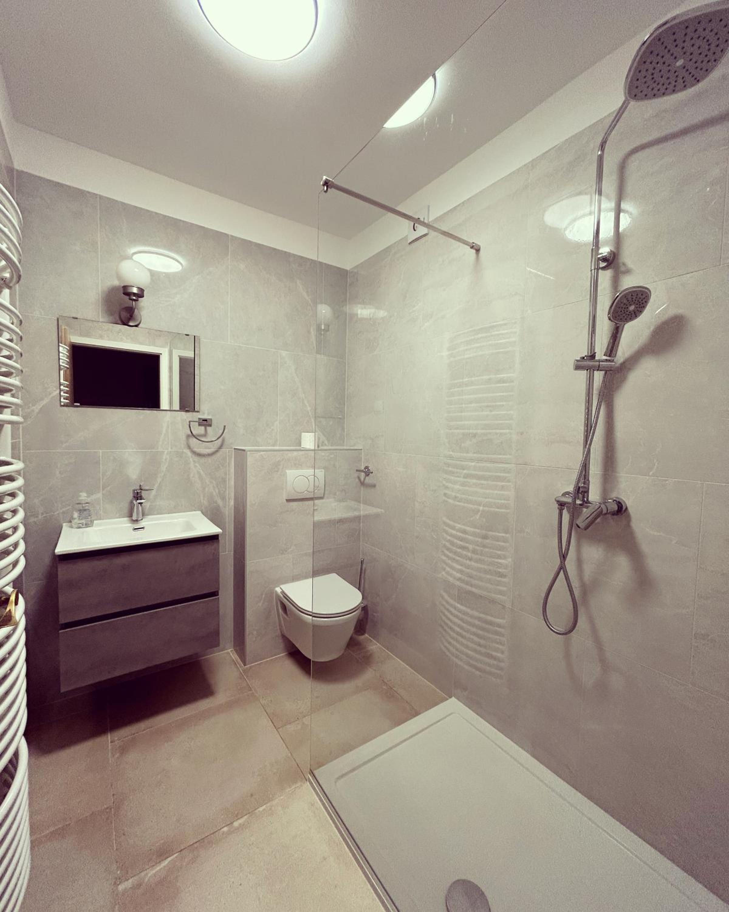 Apartment with Balcony - Photo 2
