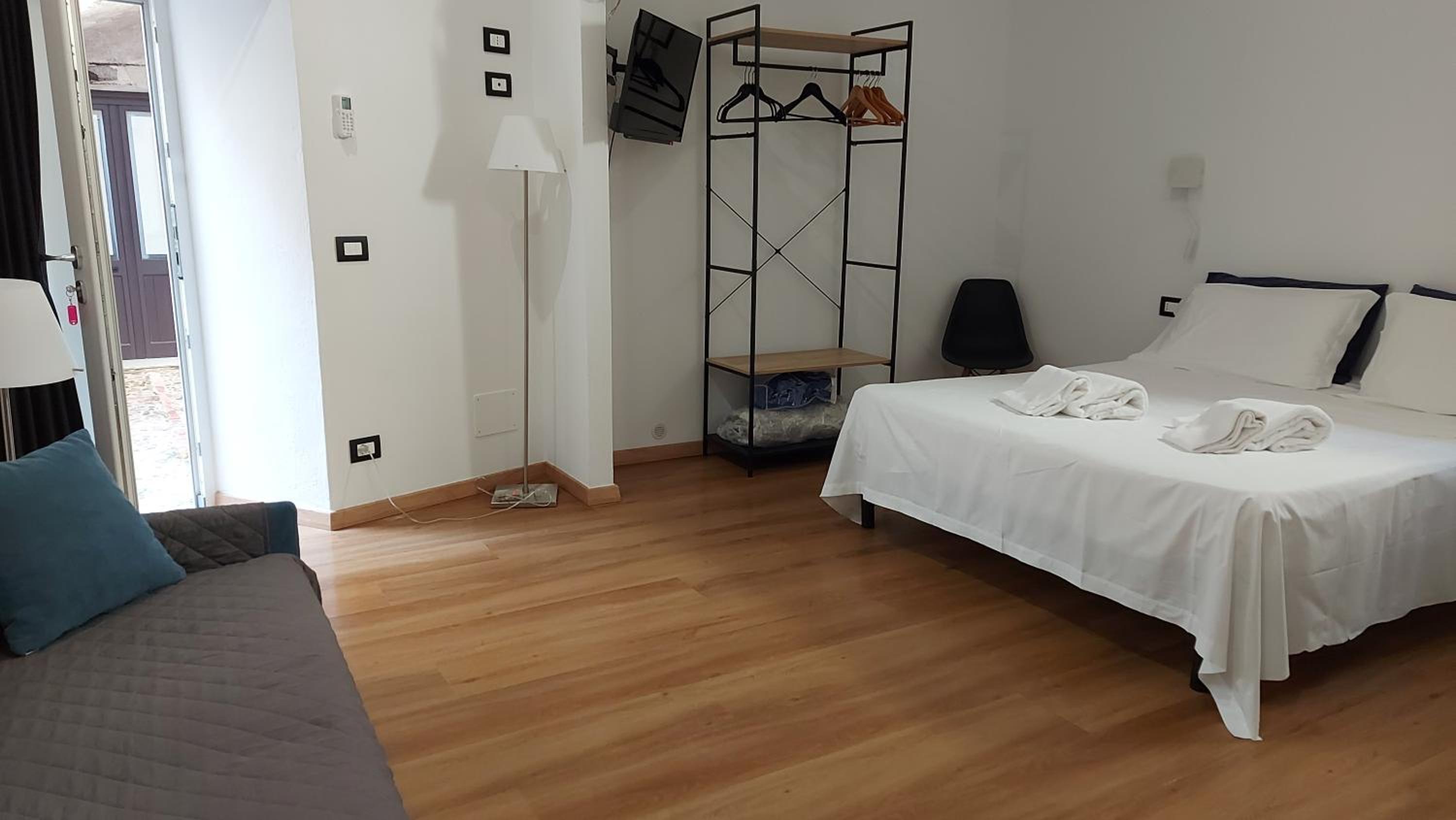 Studio Apartment - Photo 1