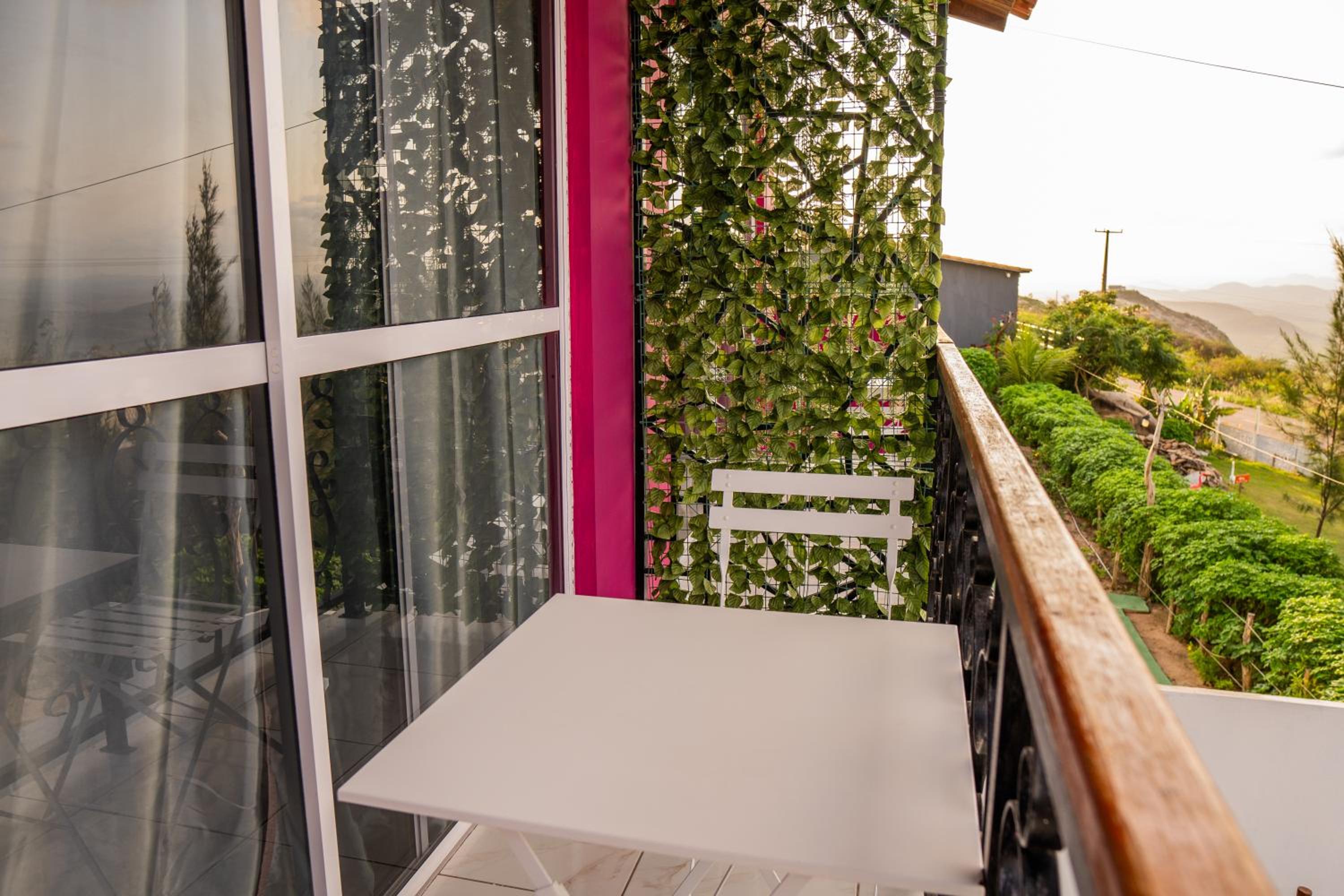 Suite with Balcony - Photo 7