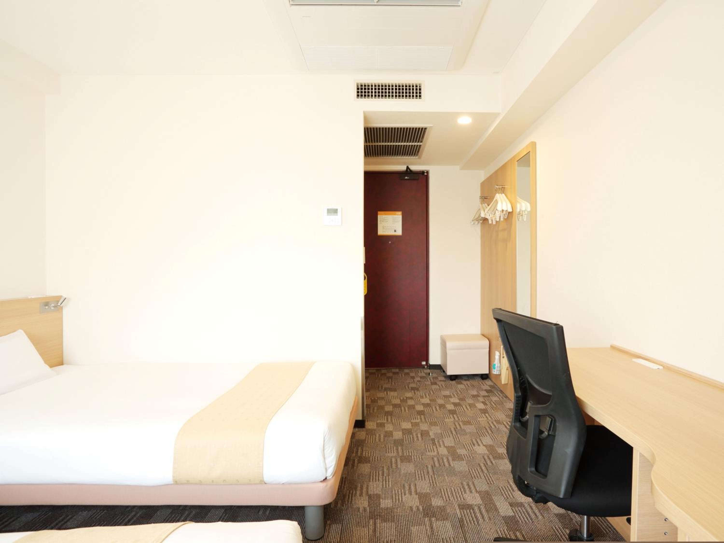 Twin Room - Smoking - Photo 6