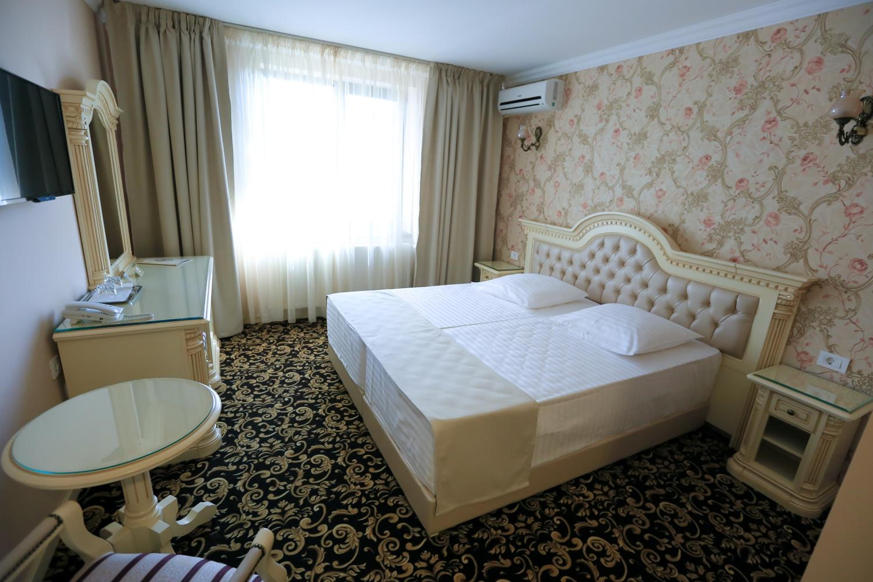 Deluxe Double or Twin Room - Photo 10