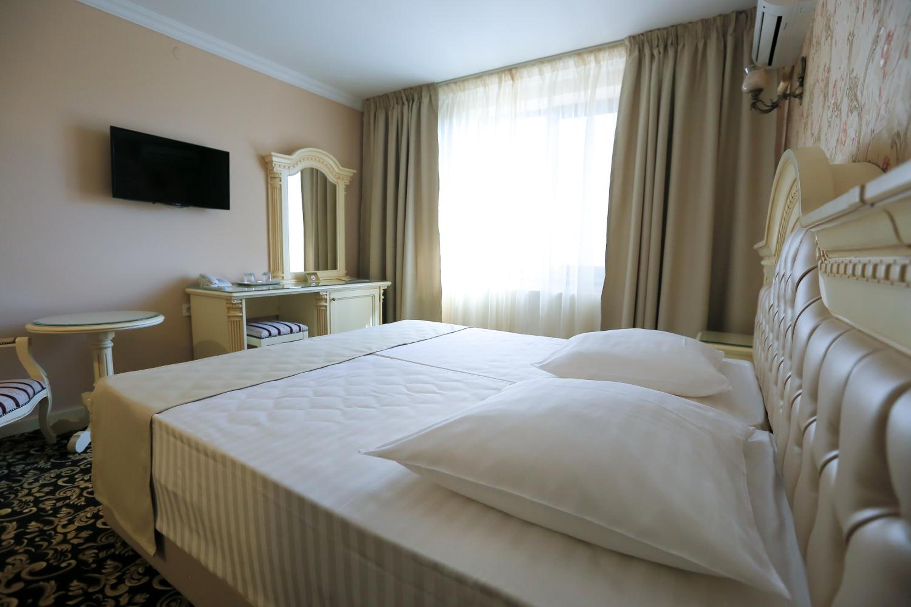Deluxe Double or Twin Room - Photo 11
