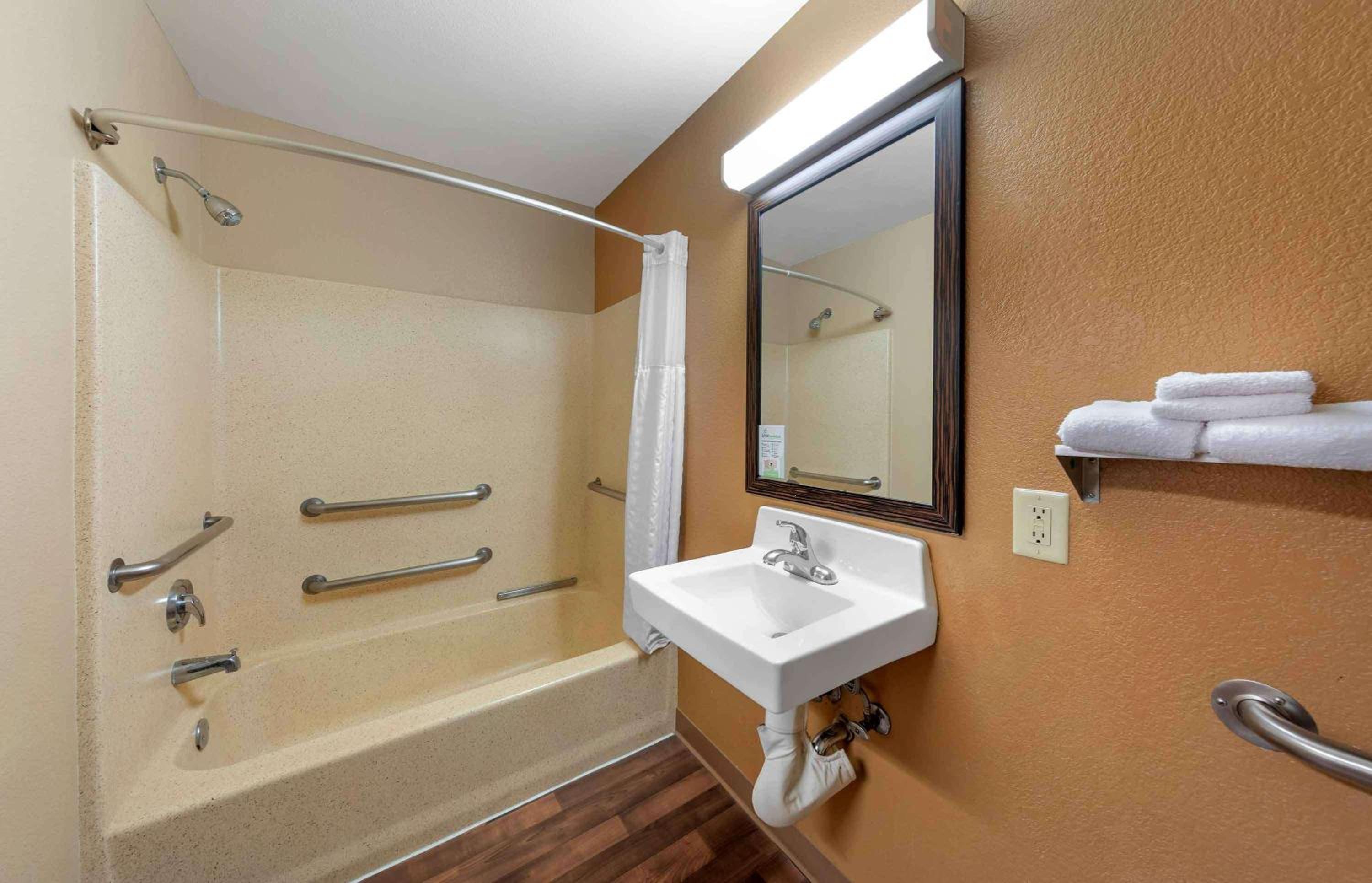 Queen studio with 1 Queen Bed - Disability Access/Non-Smoking - Photo 5
