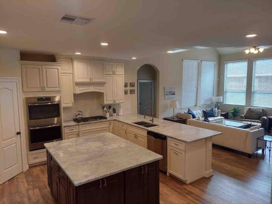 Five-Bedroom House photo 2