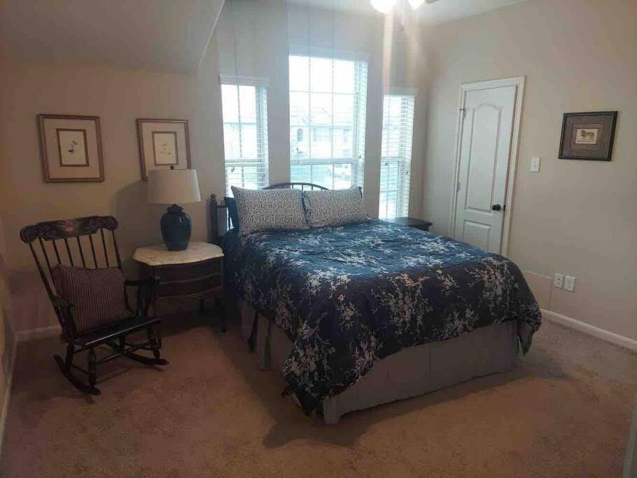 Five-Bedroom House photo 3