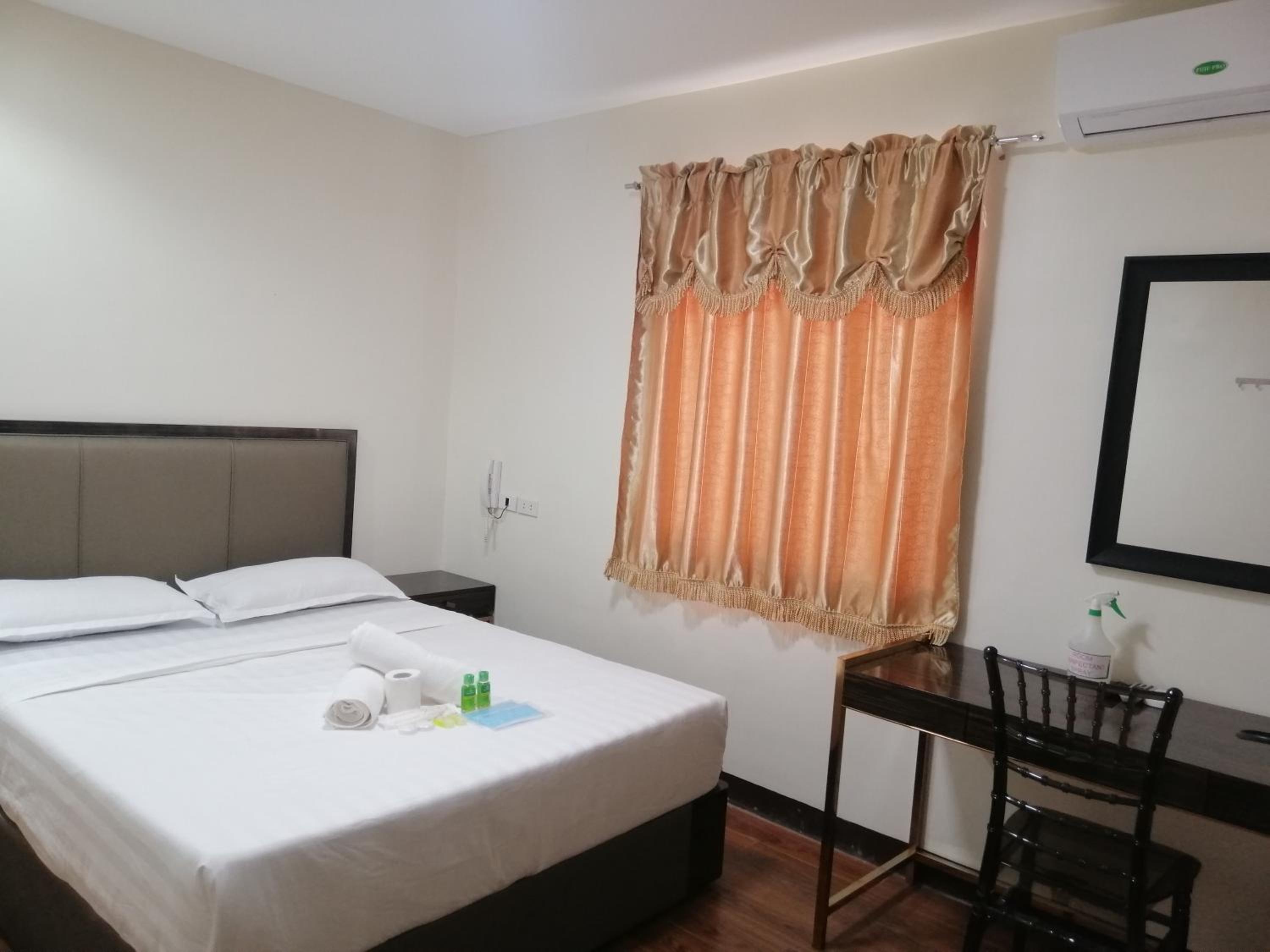 Deluxe Queen Suite - Photo 1