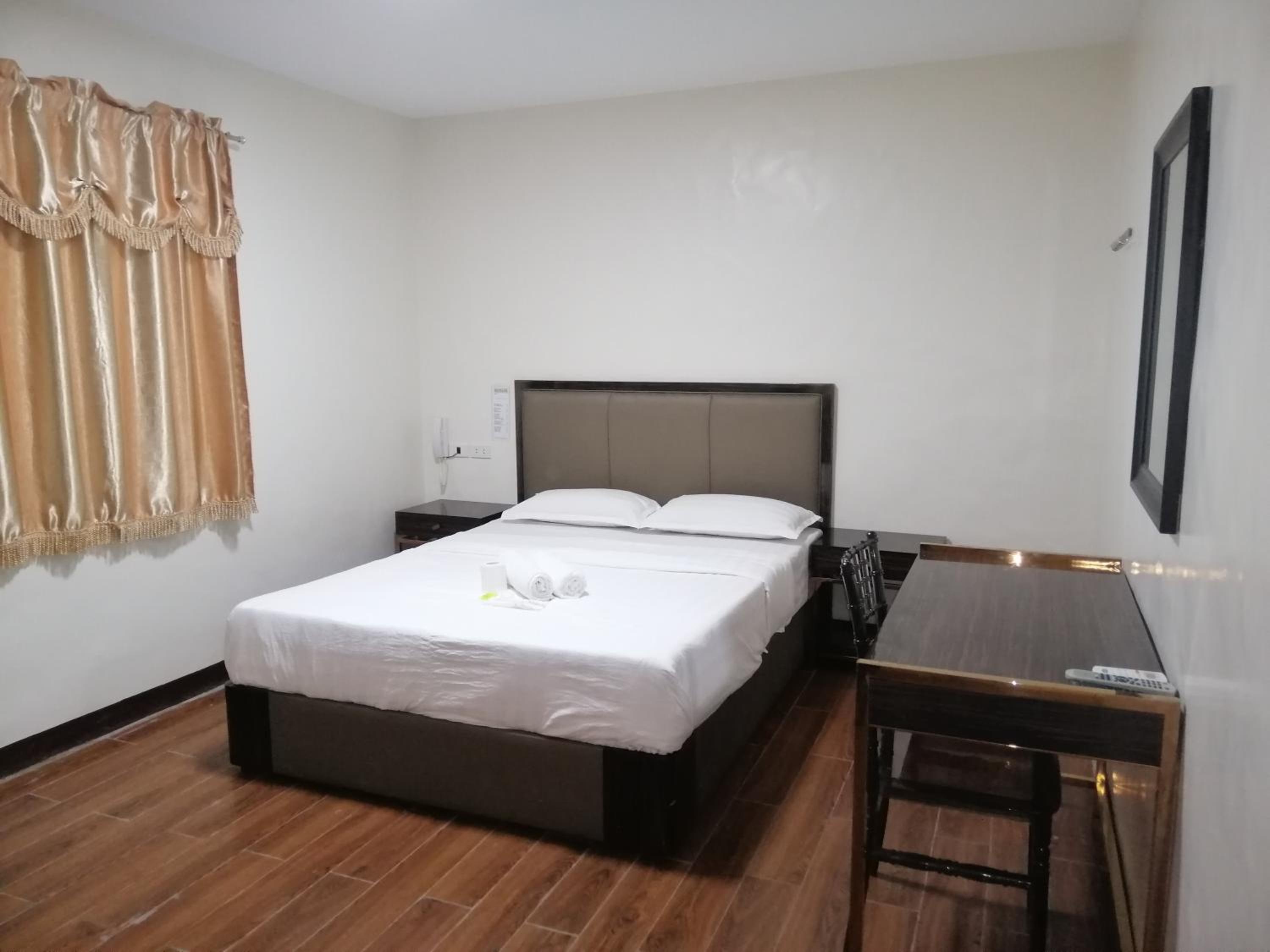 Deluxe Queen Suite - Photo 2