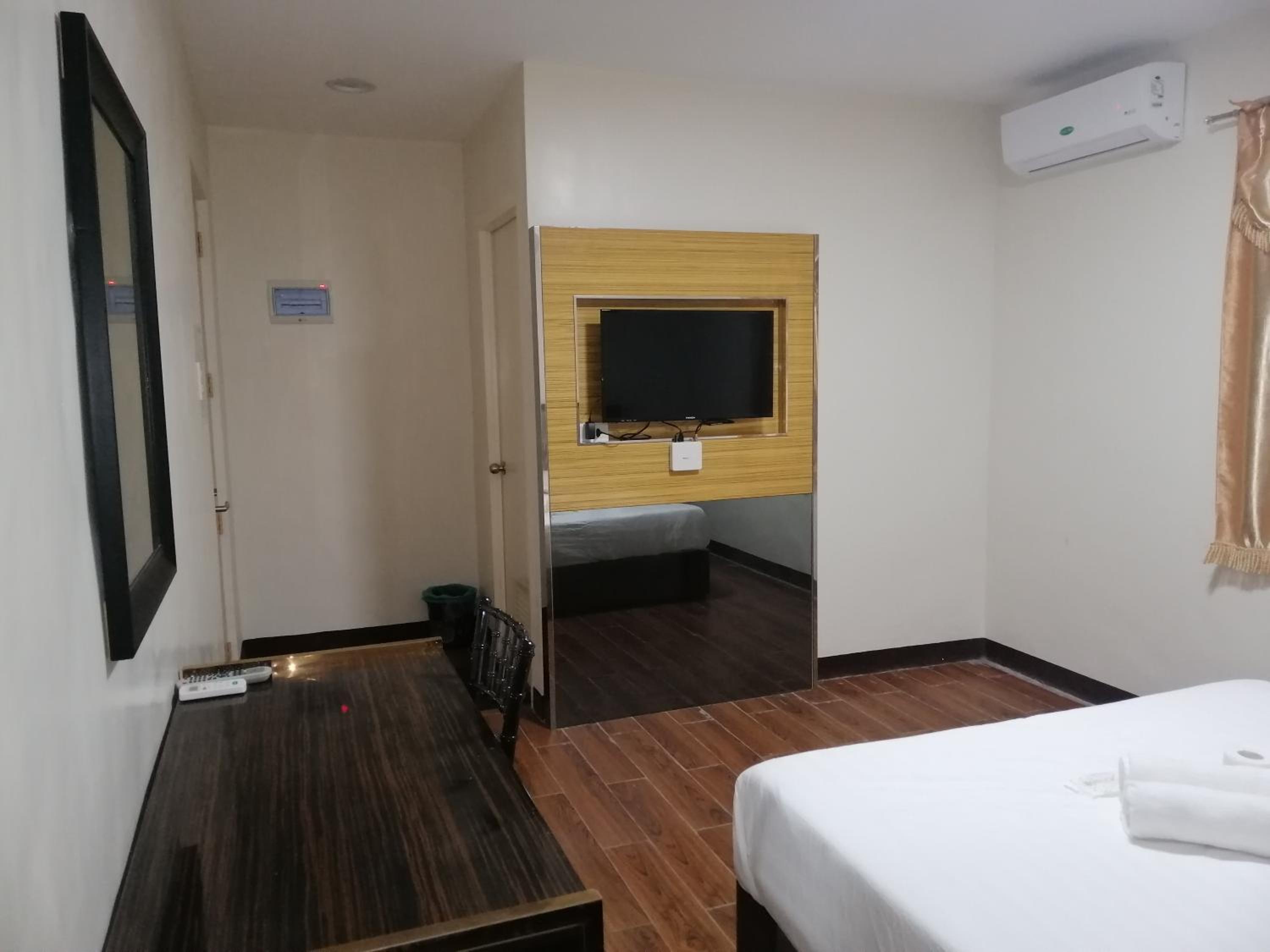Deluxe Queen Suite - Photo 4